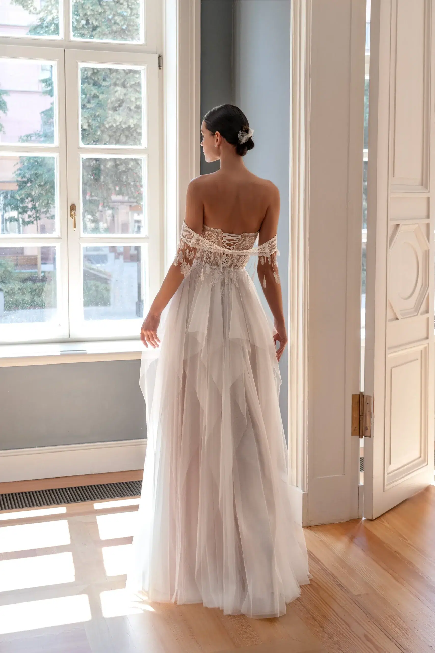 Robe de Mariée Bohème Ouverte dans le Dos – Image 3