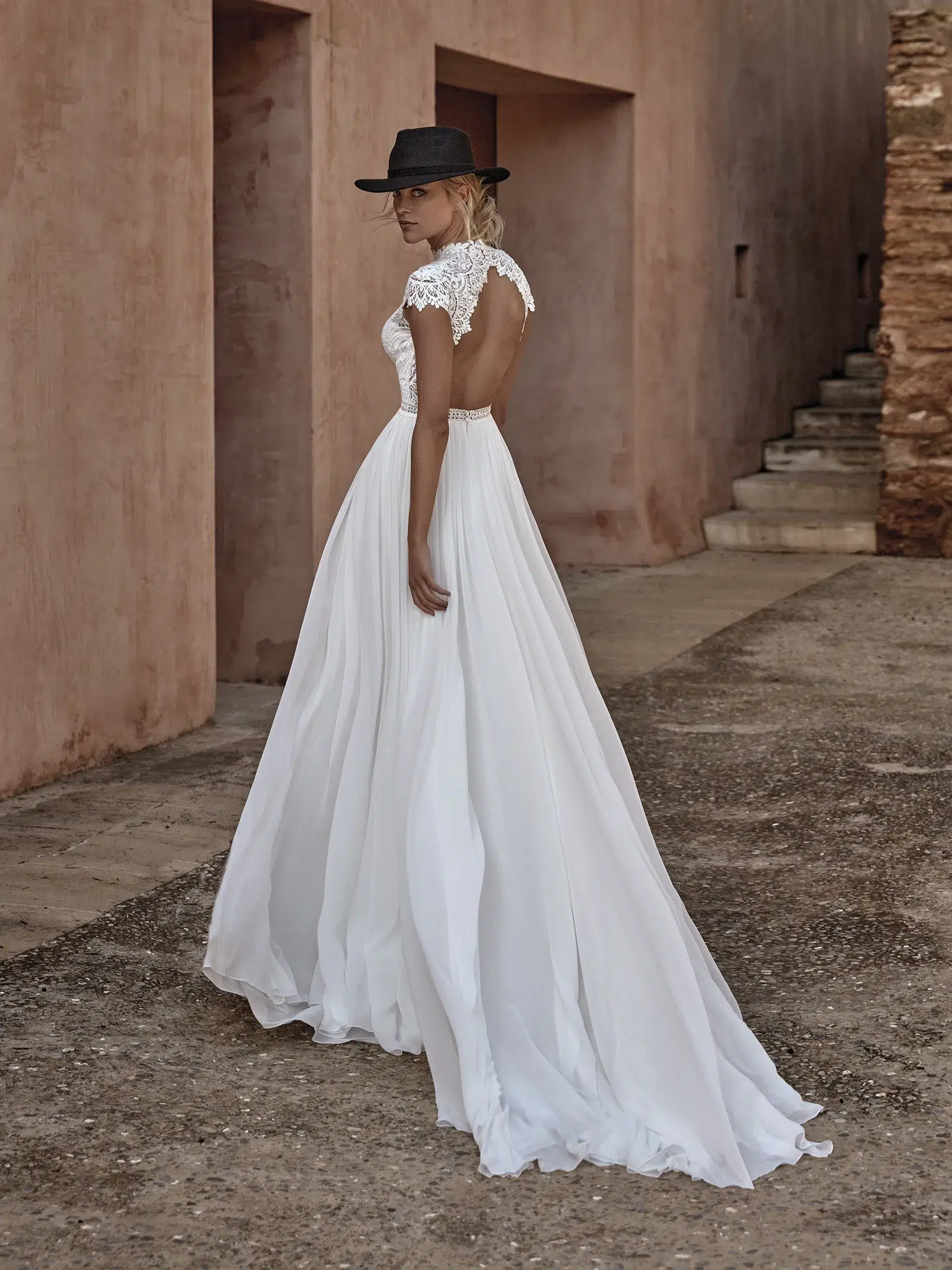 Robe de Mariée Col Montant – Image 2