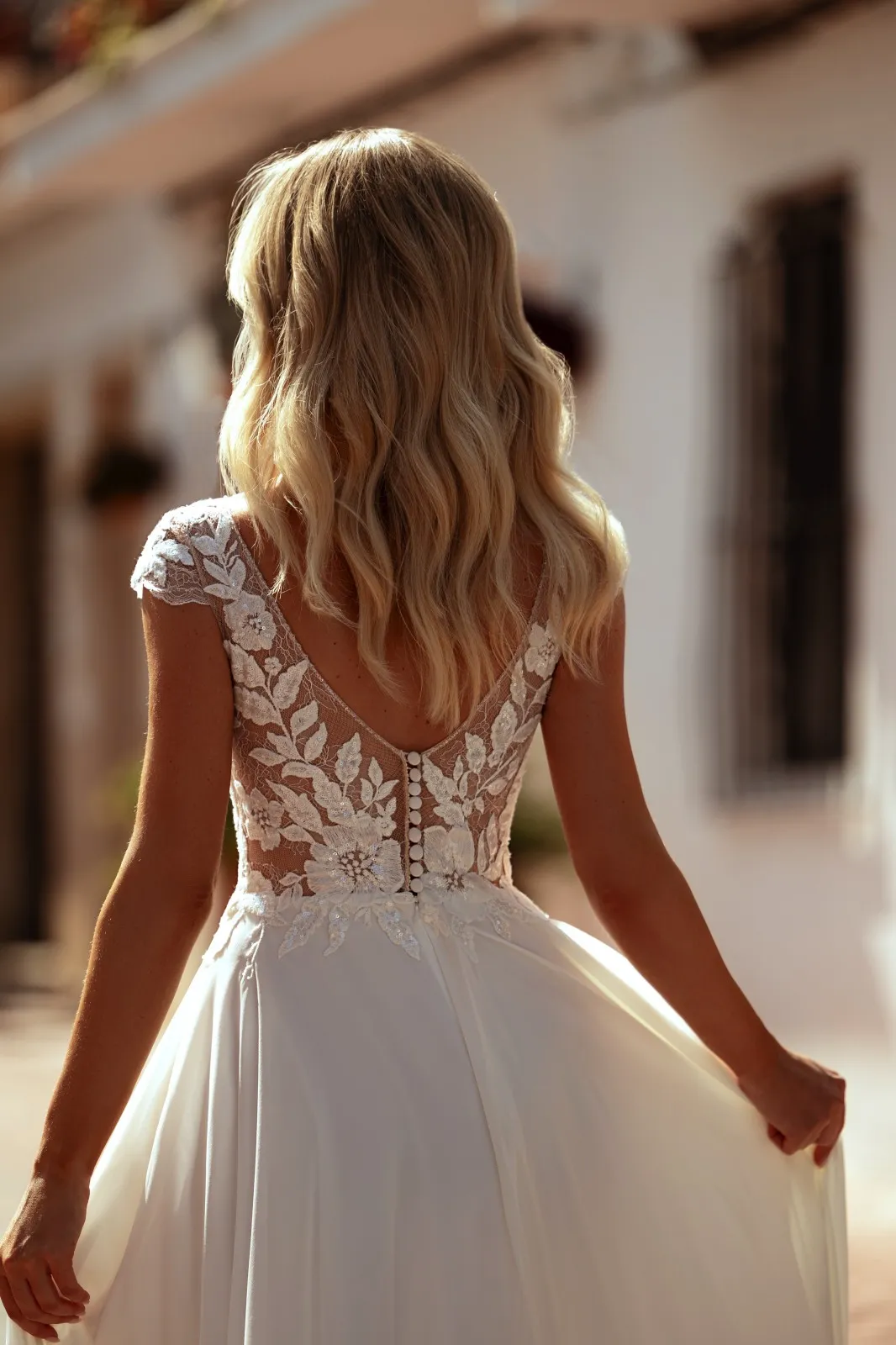 Robe de Mariée Bohème Chic avec dos en V – Image 3