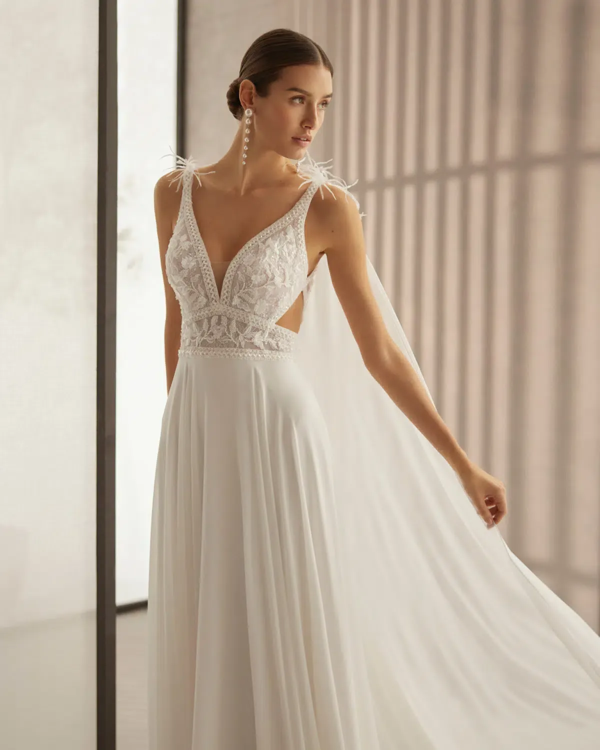 Robe de Mariée Coupe Droite en Crêpe Georgette – Image 3