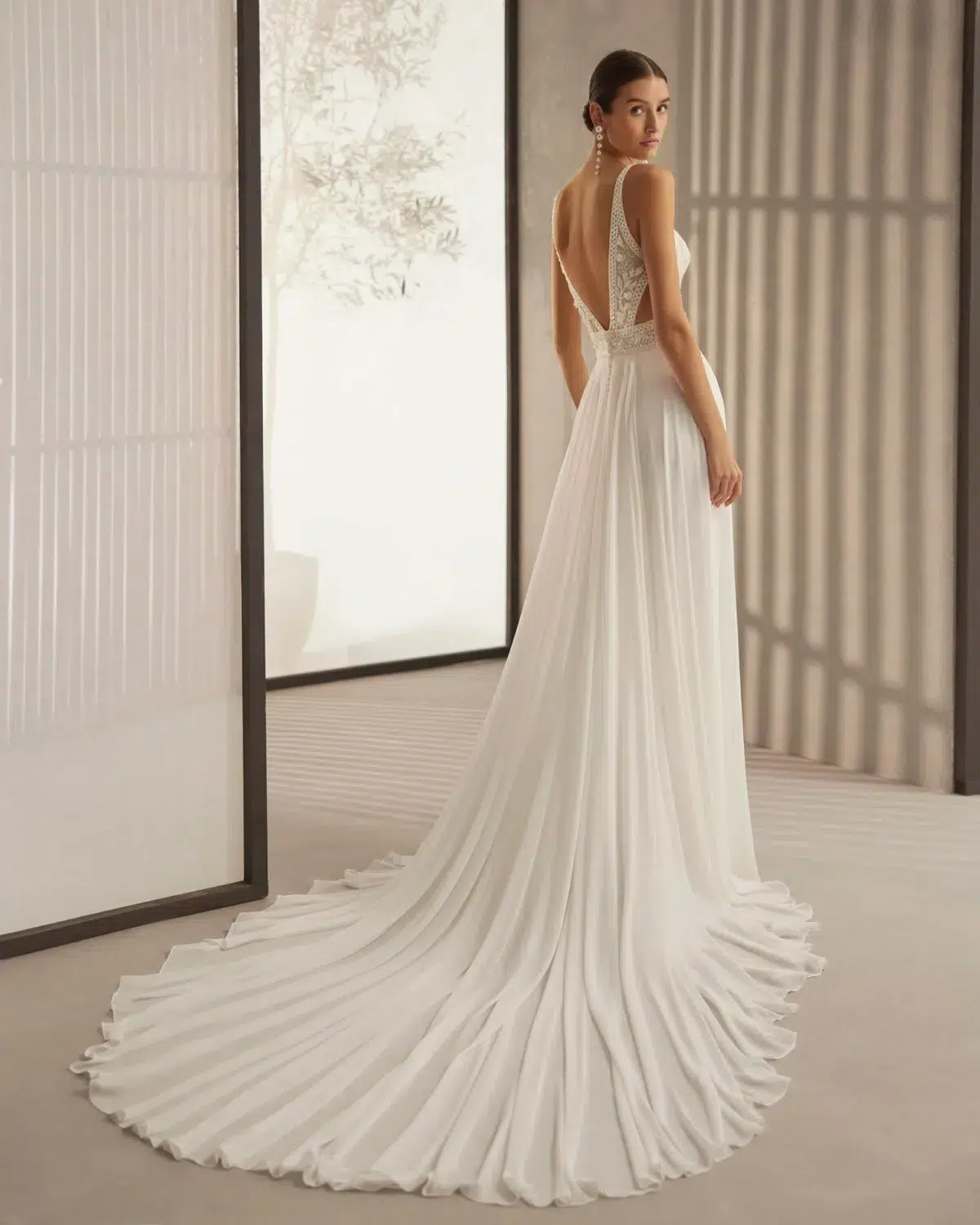 Alternative view of Robe de Mariée Coupe Droite en Crêpe Georgette