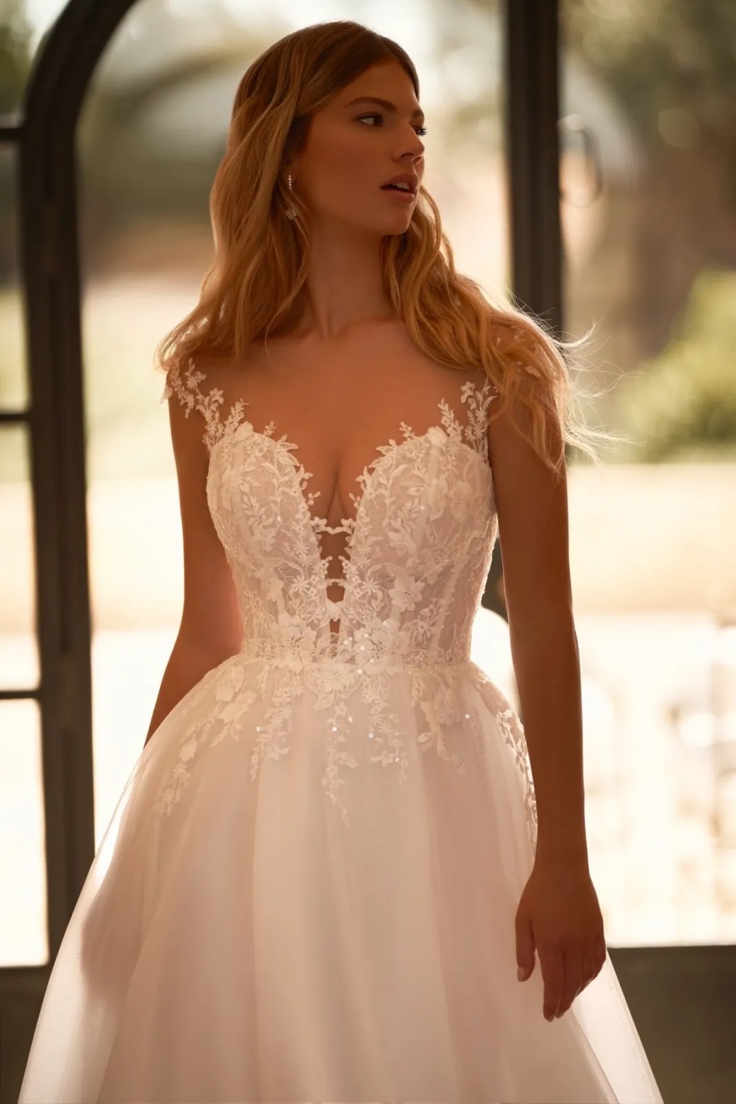 Robe de Mariée Forme A en Tulle Manches Courtes – Image 3