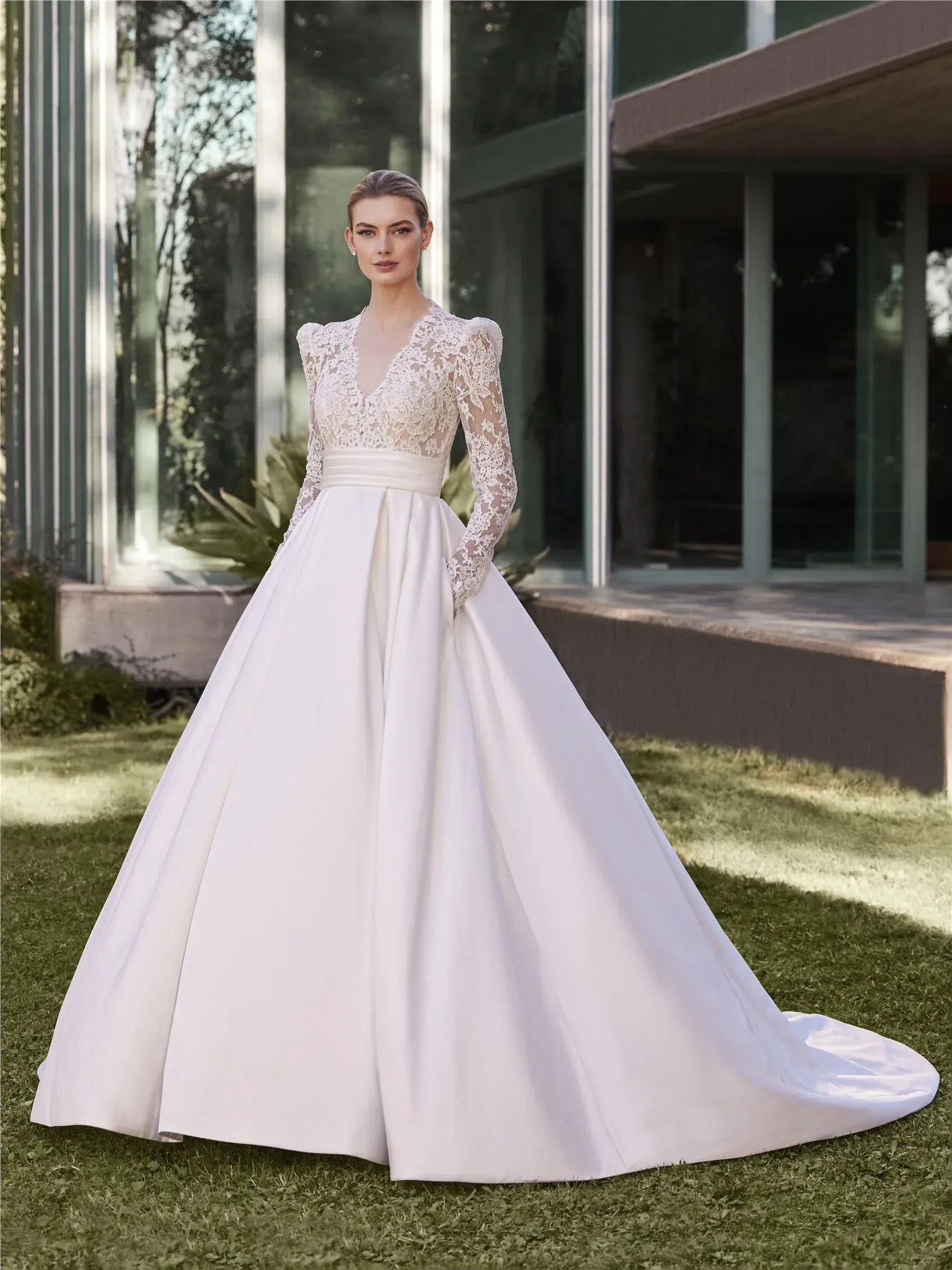 Robe de Mariée Princesse en Mikado avec Décolleté en V Manches Longues