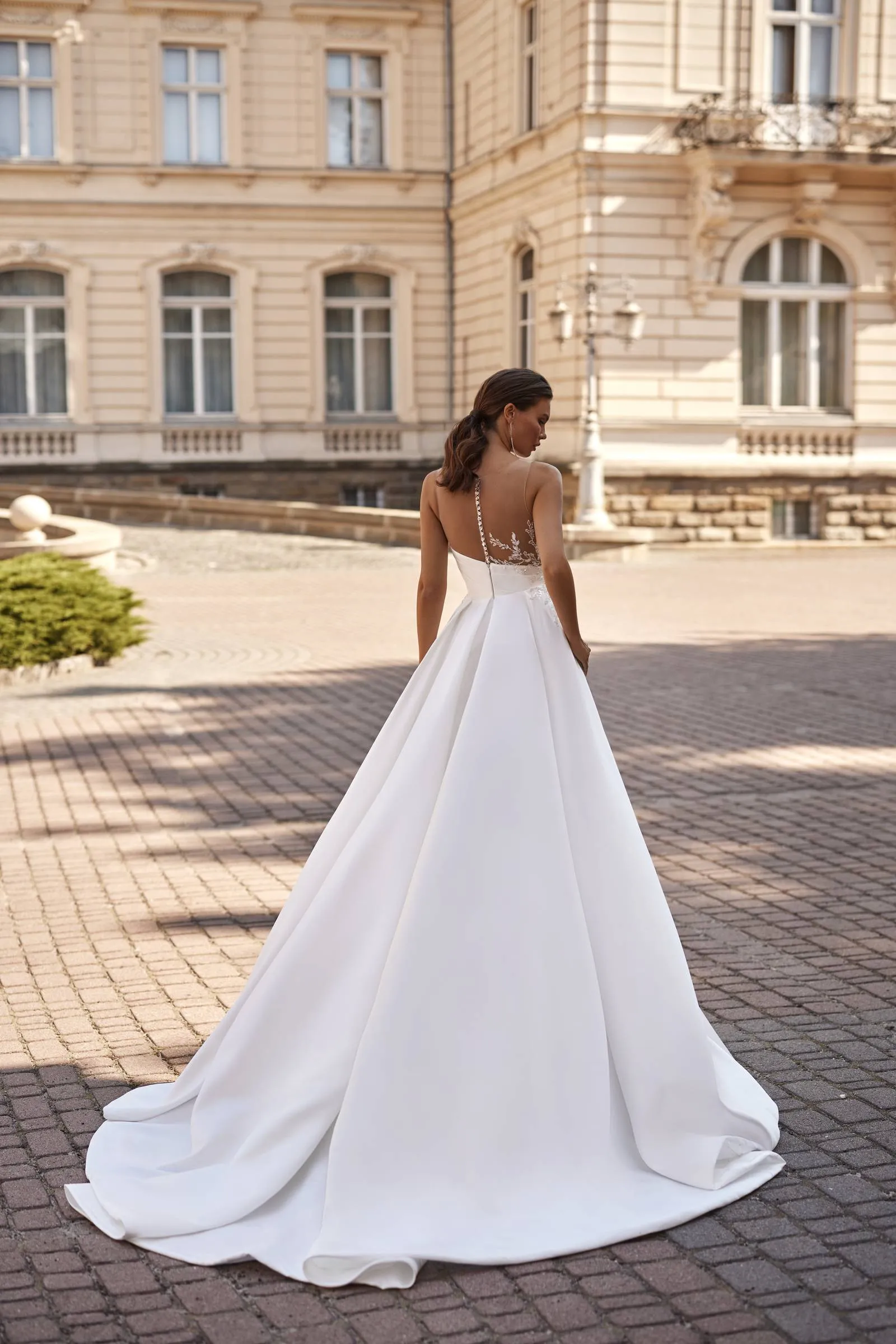 Robe de Mariée Tissu Mikado Orné de Perles Scintillantes – Image 2
