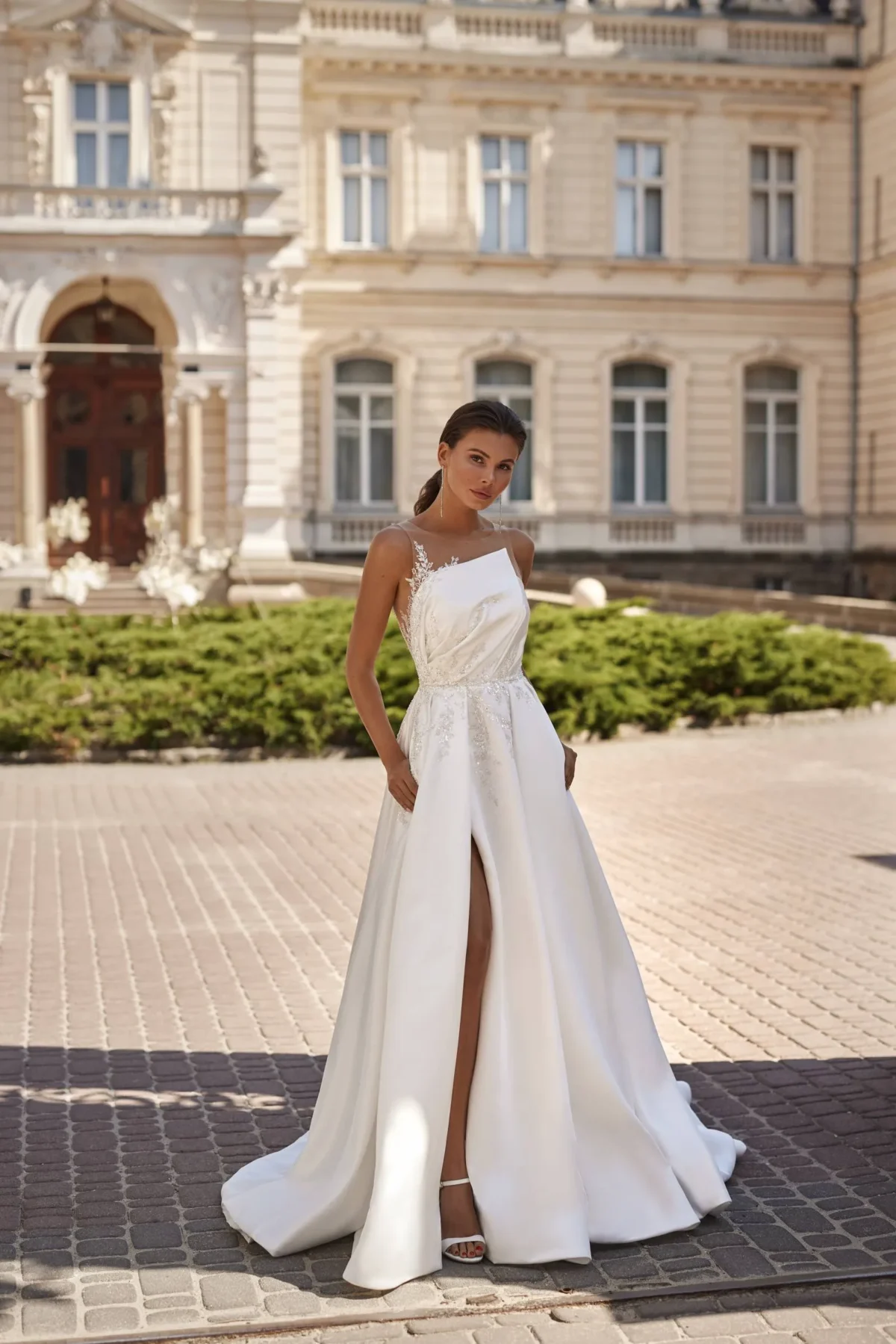 Robe de Mariée Tissu Mikado Orné de Perles Scintillantes