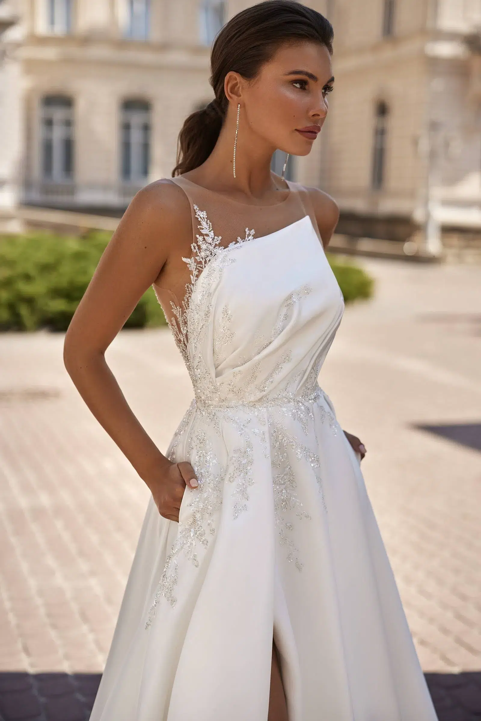 Robe de Mariée Tissu Mikado Orné de Perles Scintillantes – Image 4