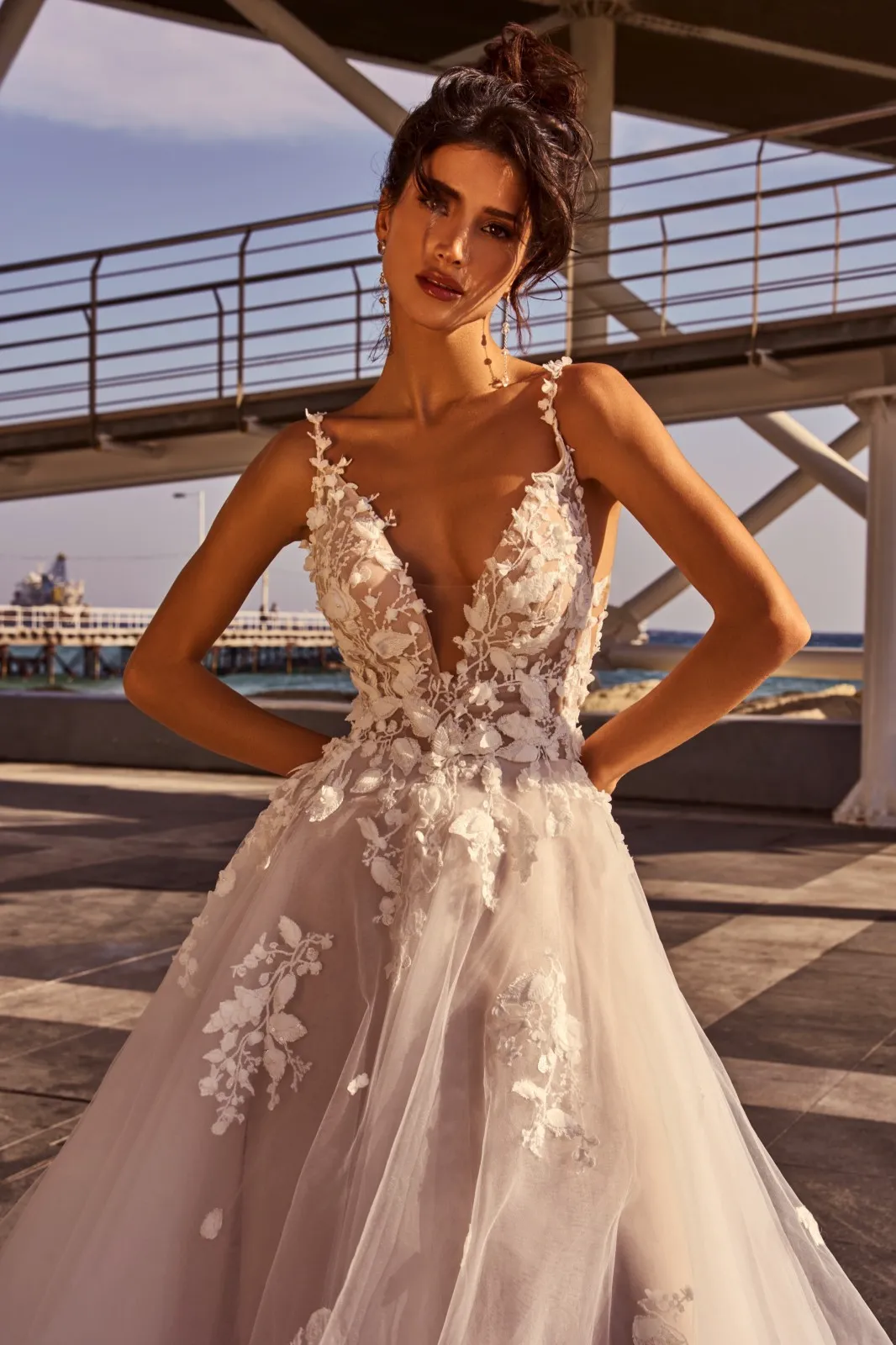 Robe de Mariée Trapèze Fleurs 3D Décolleté – Image 4