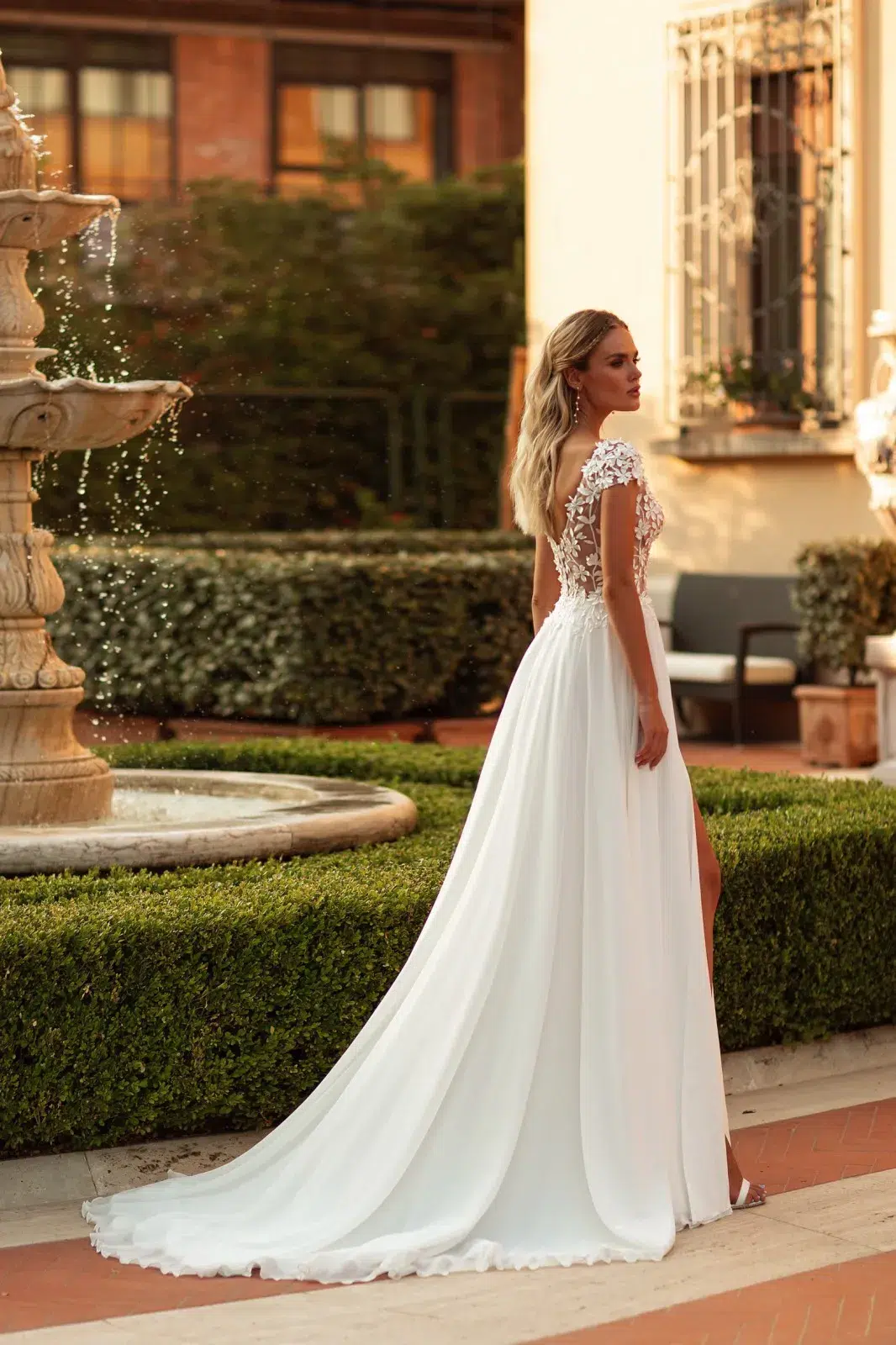 Alternative view of Robe de Mariée Trapèze avec Fleurs en 3D