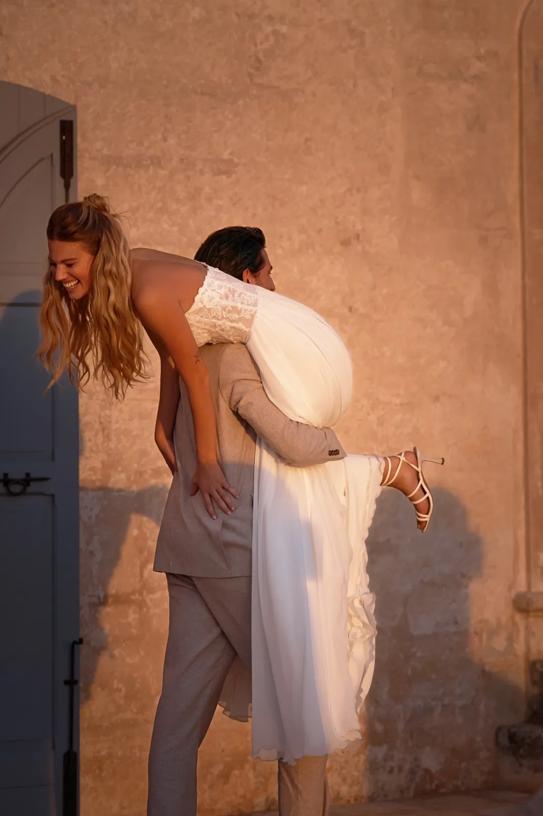 Robe de mariée bohème avec bustier en dentelle – Image 6
