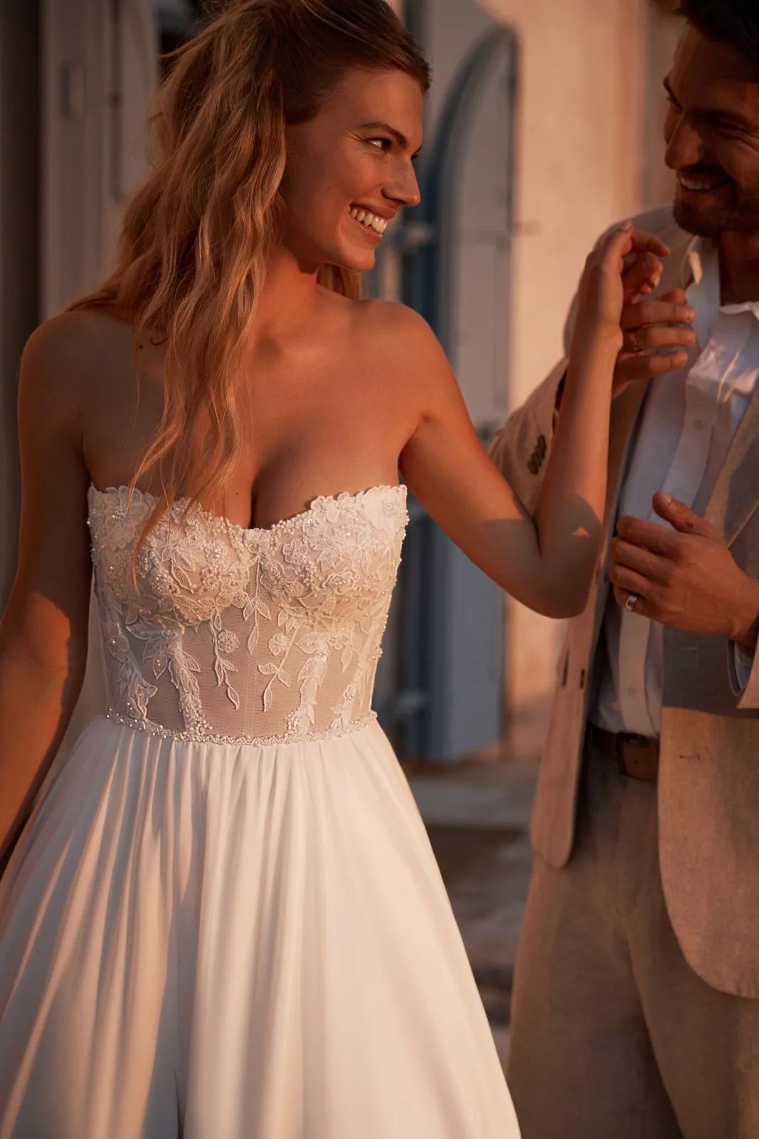 Robe de mariée bohème avec bustier en dentelle – Image 5
