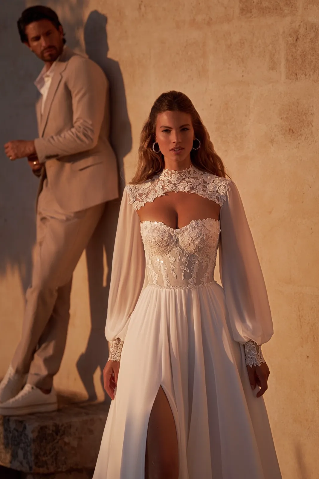 Robe de mariée bohème avec bustier en dentelle – Image 3
