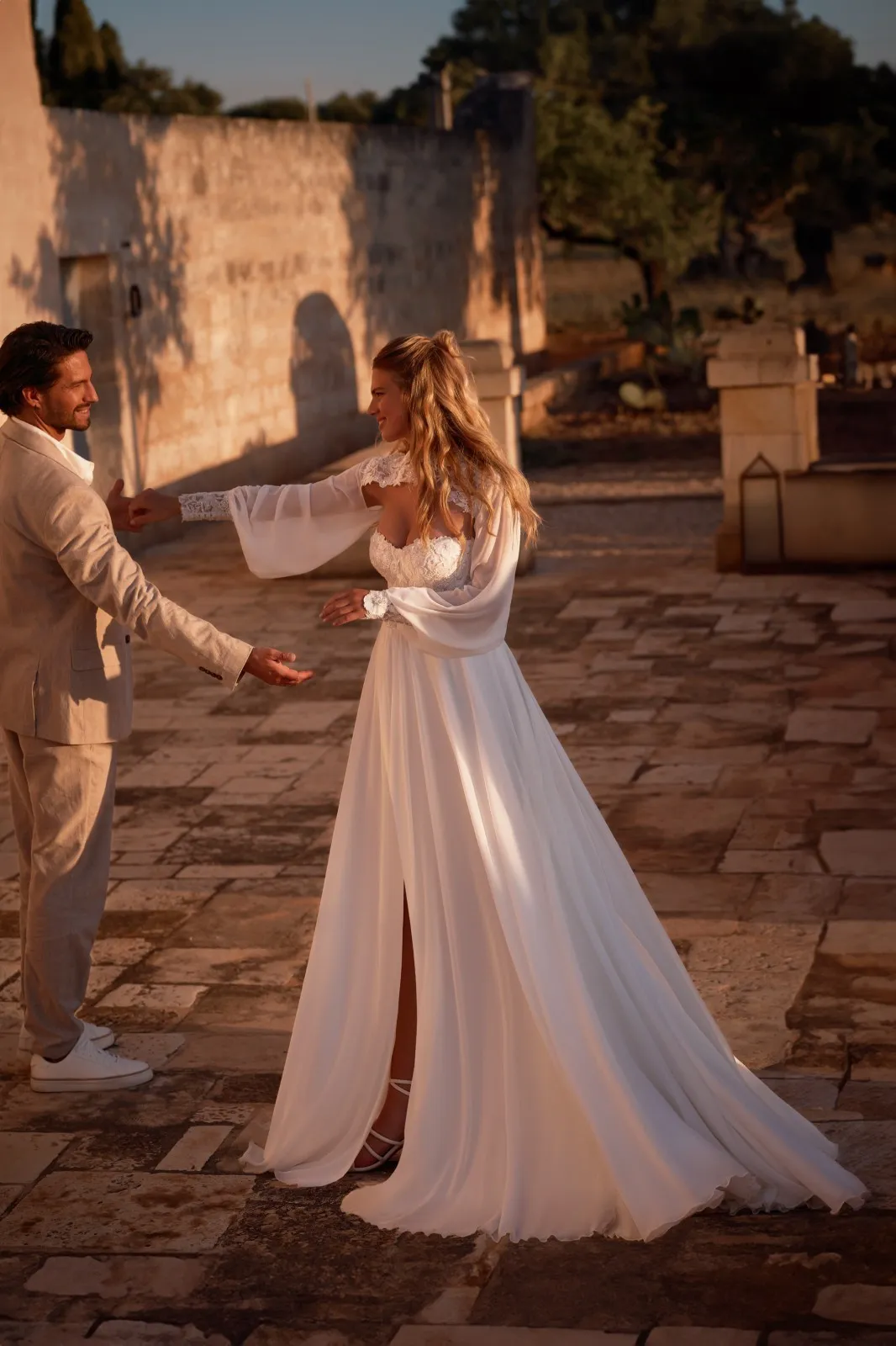 Robe de mariée bohème avec bustier en dentelle – Image 4