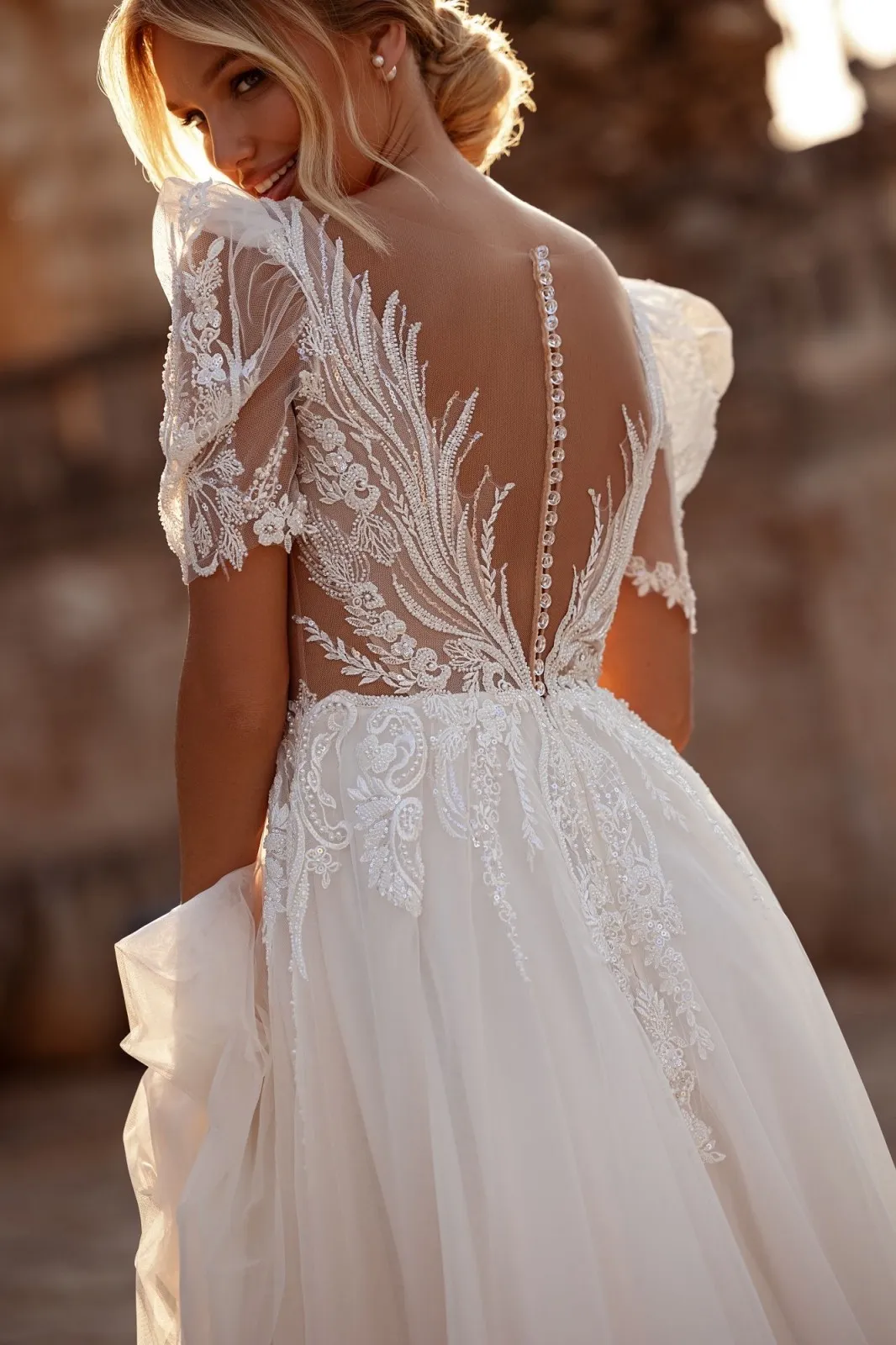 Robe de Mariée Manches avec épaulettes et Dentelles Scintillantes – Image 4