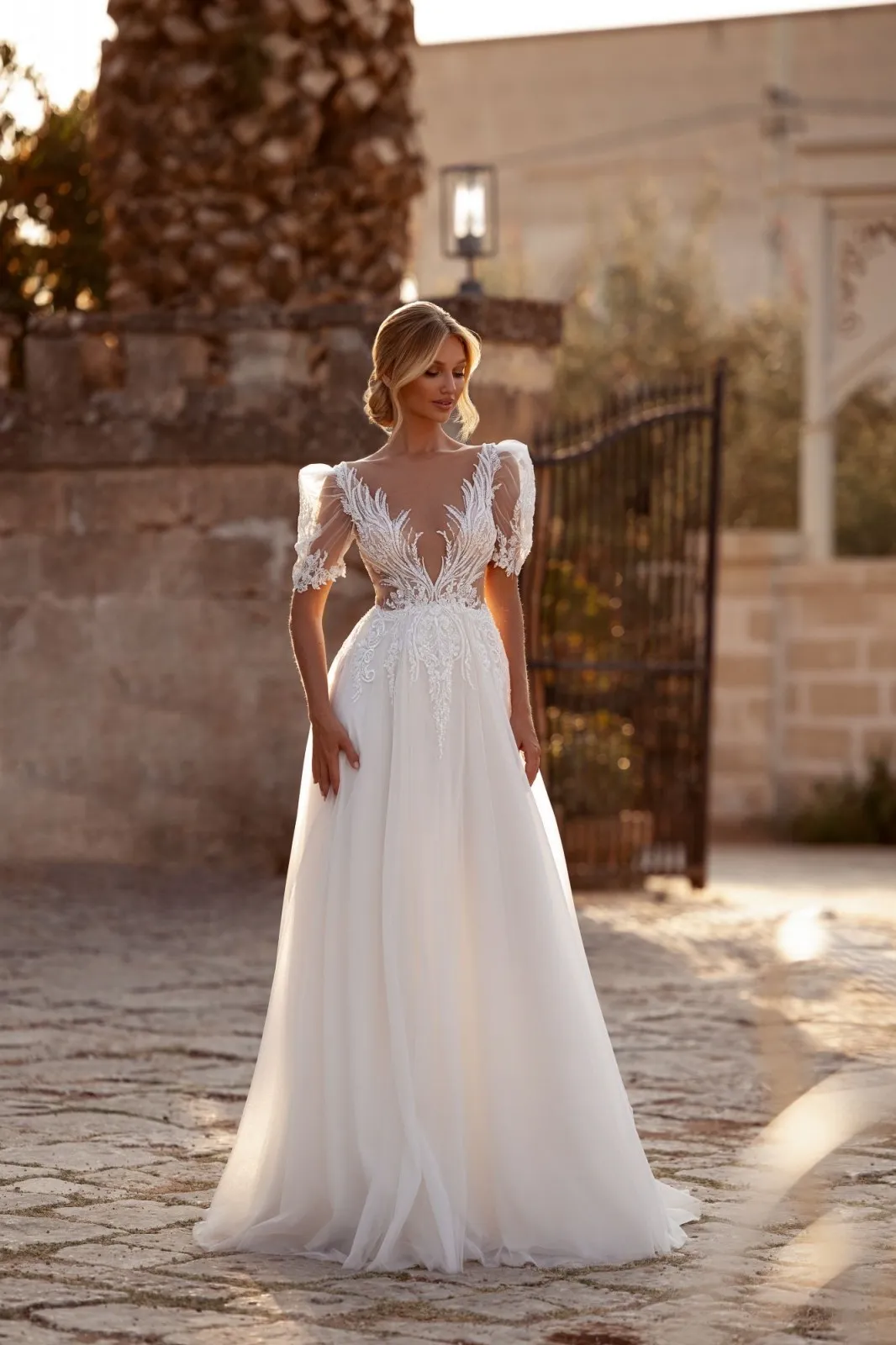 Robe de Mariée Manches avec épaulettes et Dentelles Scintillantes – Image 3