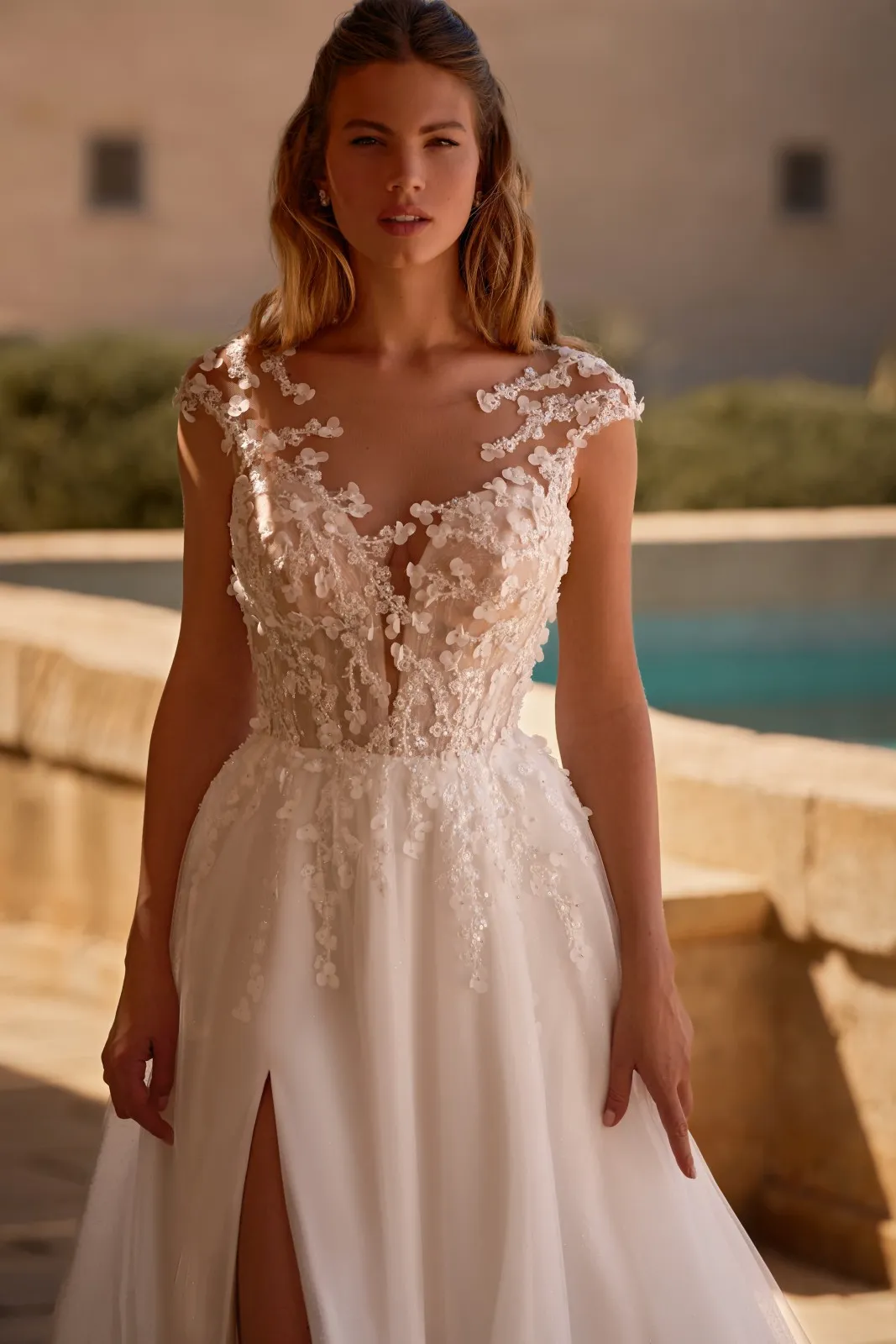 Robe de mariée trapèze en tulle fluide avec des petites manches – Image 4