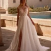 Robe de mariée trapèze en tulle fluide avec des petites manches