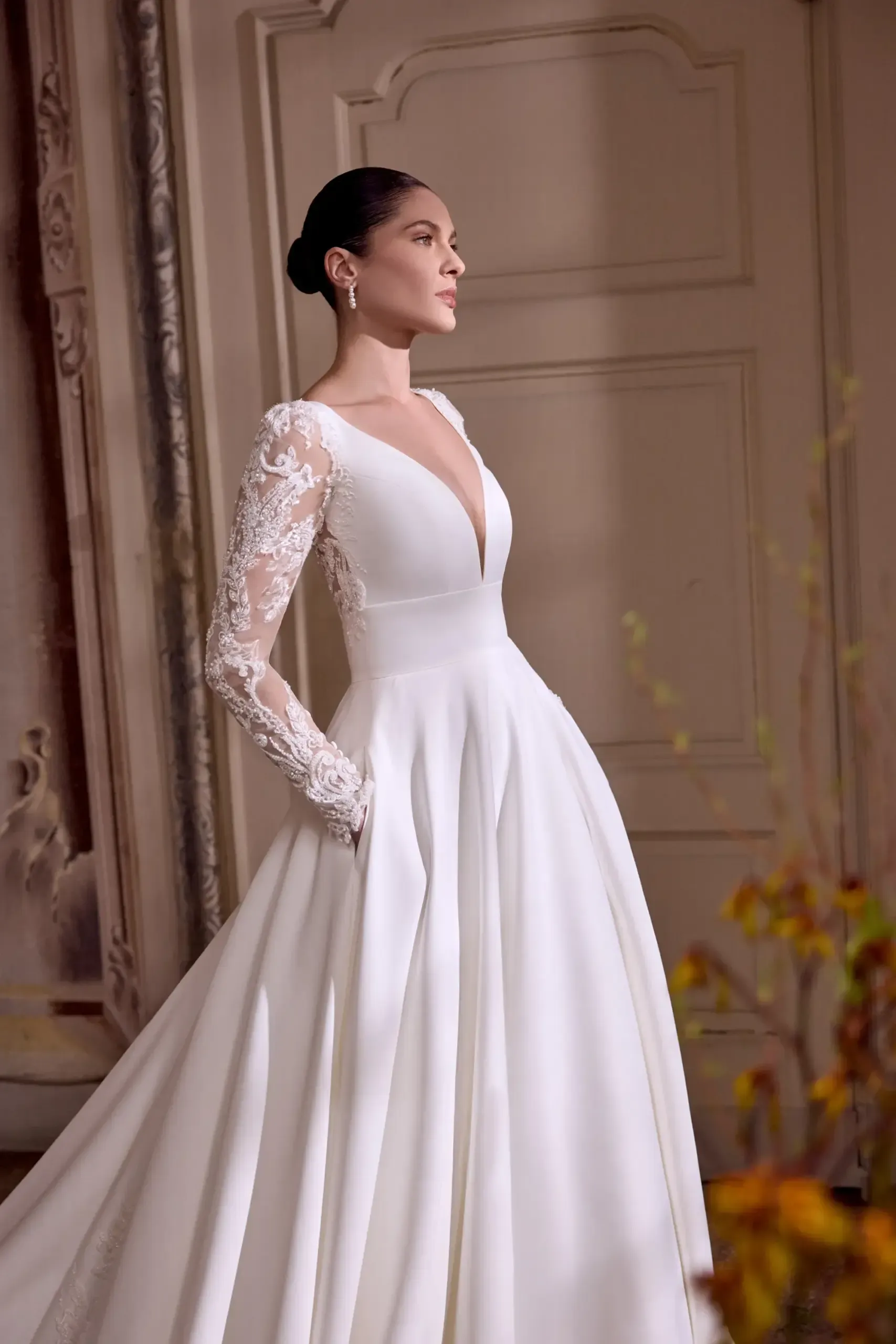 Robe A-line en Satin avec Décolleté Plongeant – Image 5