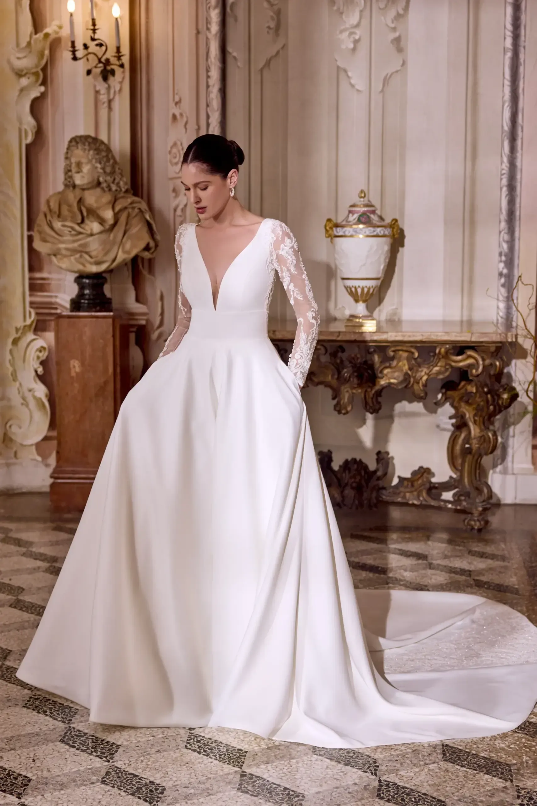 Robe A-line en Satin avec Décolleté Plongeant – Image 4