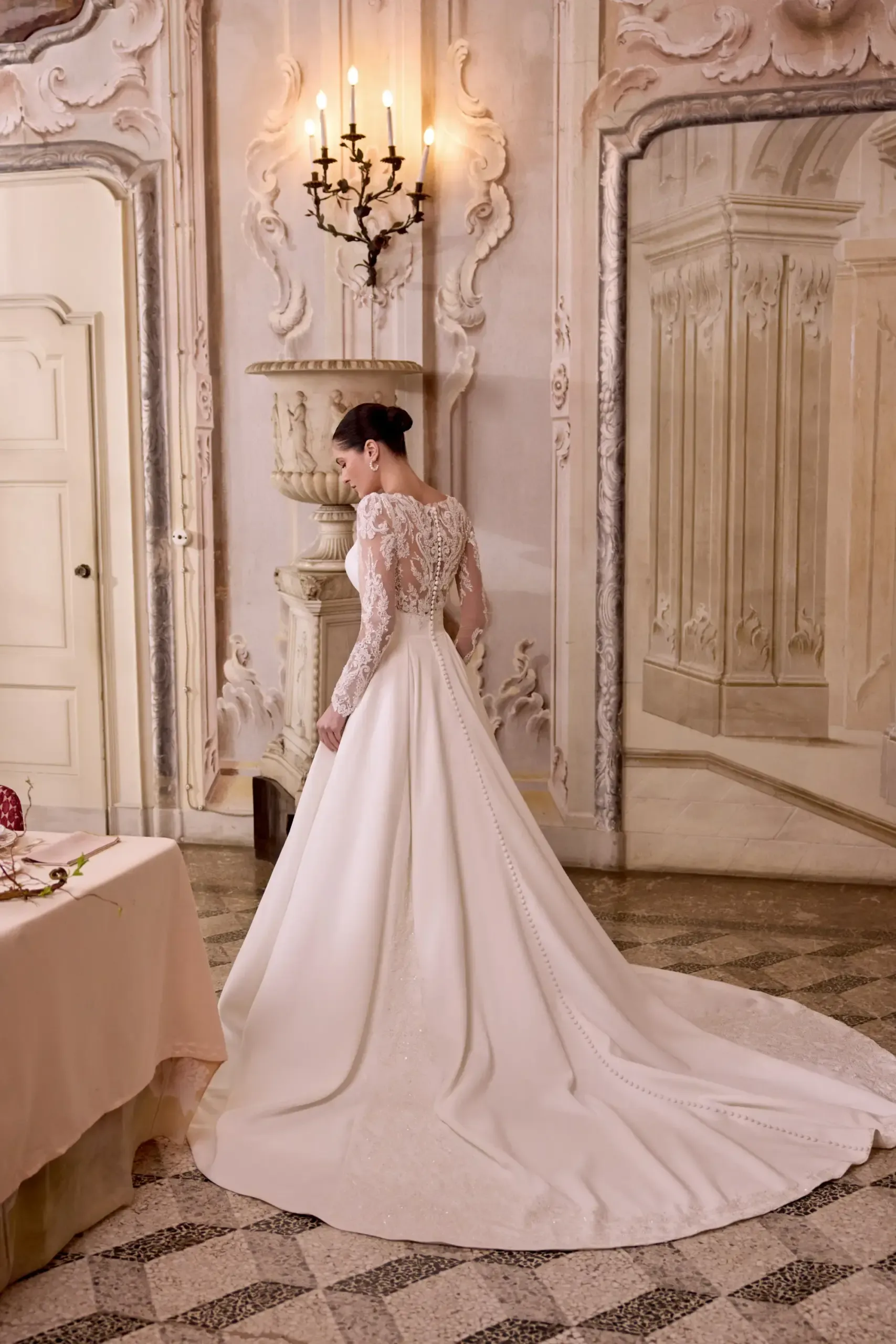 Robe A-line en Satin avec Décolleté Plongeant – Image 2
