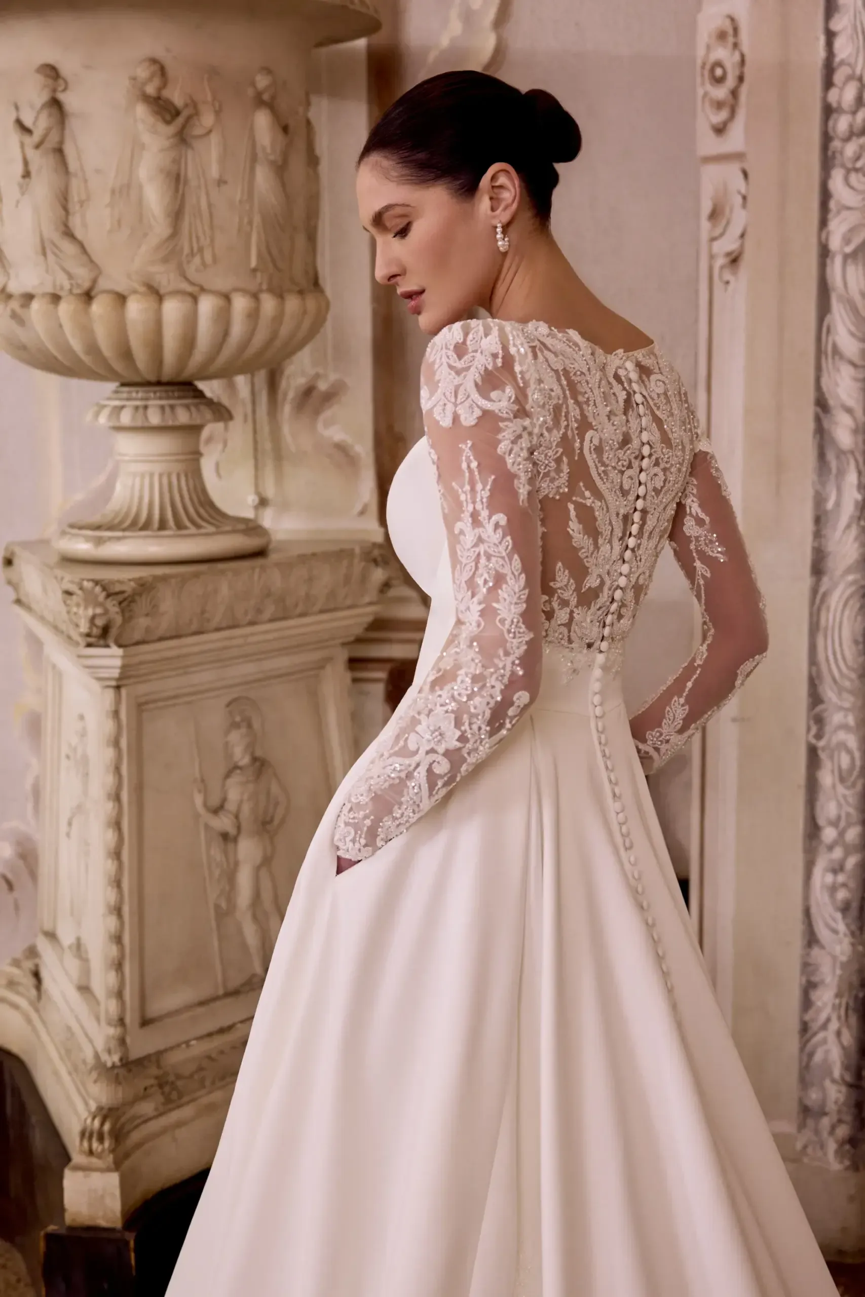 Robe A-line en Satin avec Décolleté Plongeant – Image 3