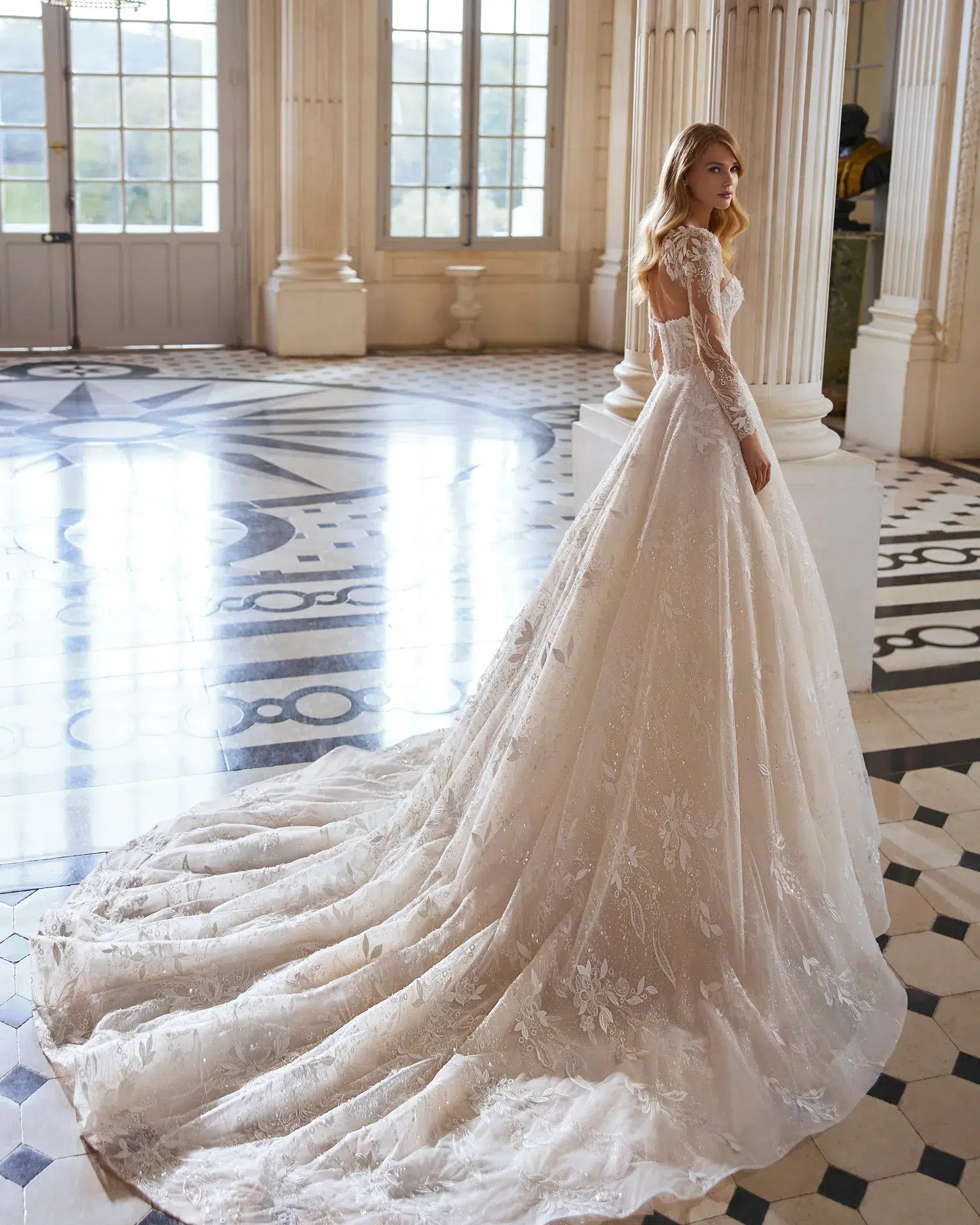 Robe de Mariée A-line avec Corsage en Dentelle et Pierreries – Image 3