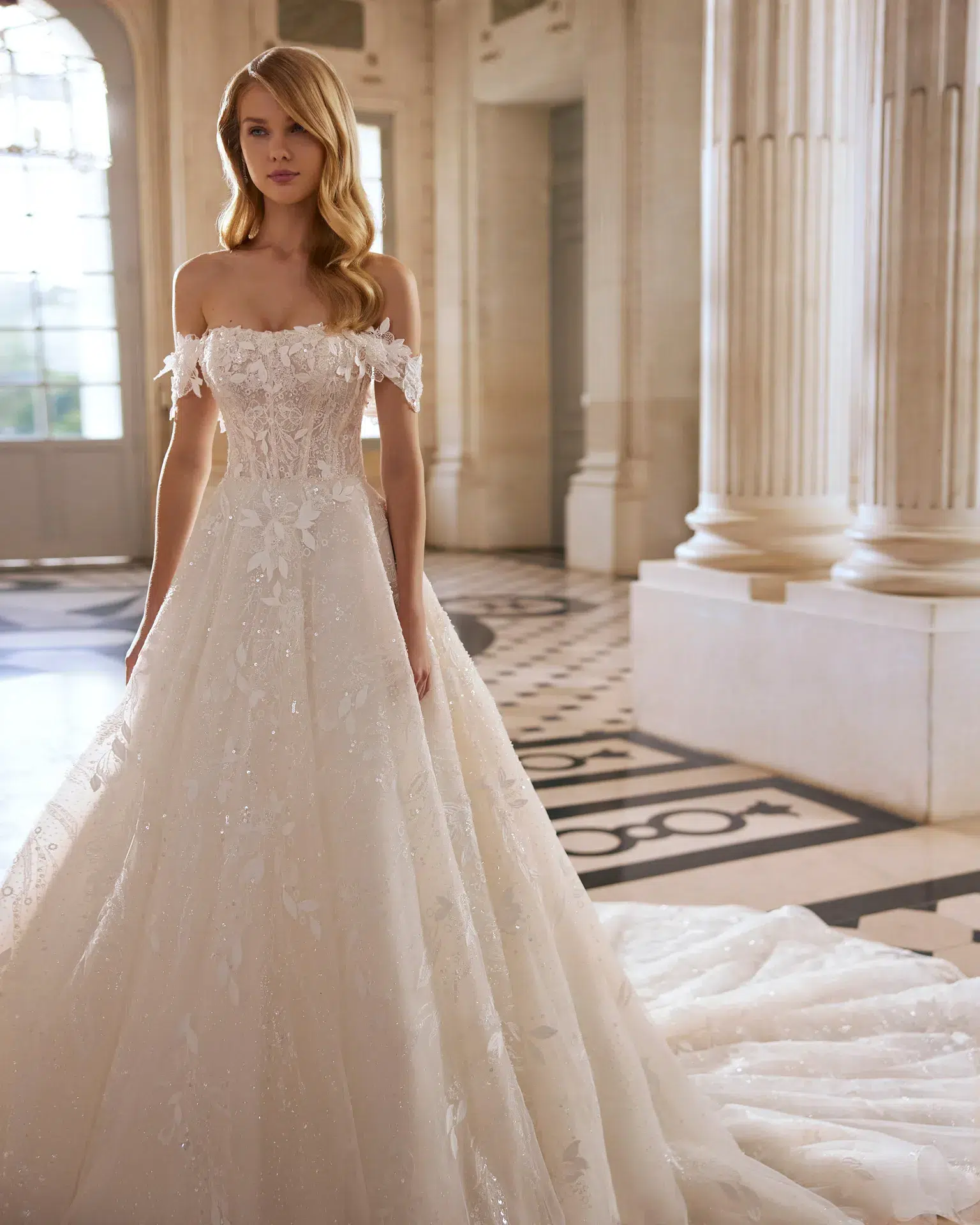 Robe de Mariée A-line avec Corsage en Dentelle et Pierreries – Image 4