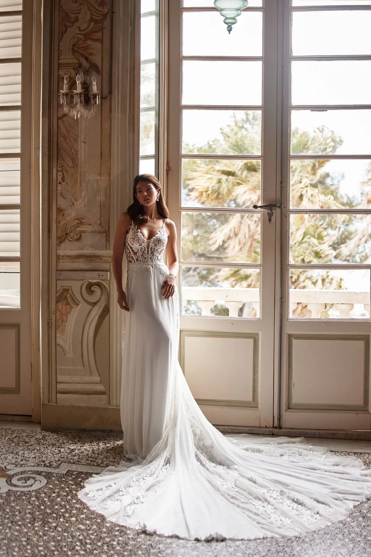 Robe de Mariée Bohème Trapèze décolleté baleiné en forme de V