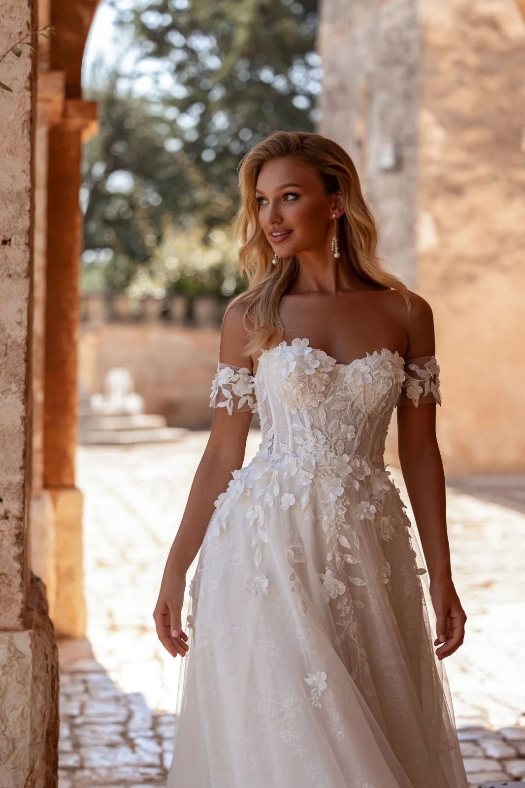 Robe de Mariée Bustier avec Fleurs 3D – Image 3