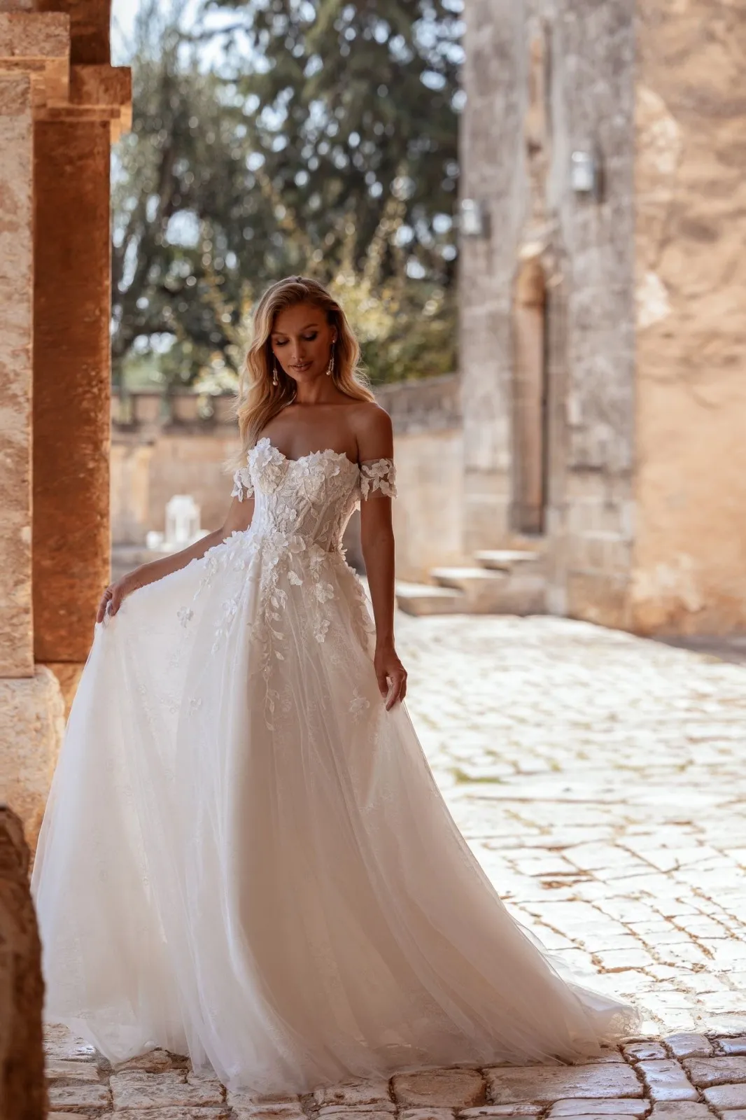 Robe de Mariée Bustier avec Fleurs 3D – Image 4