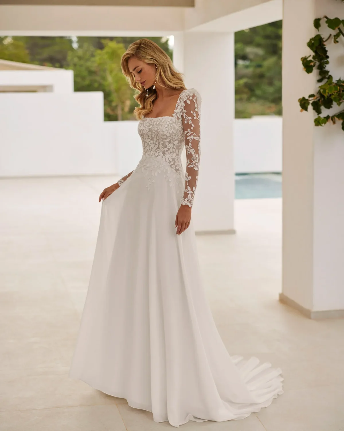 Robe de Mariée Droite en Georgette avec Bustier en Dentelle Perlée