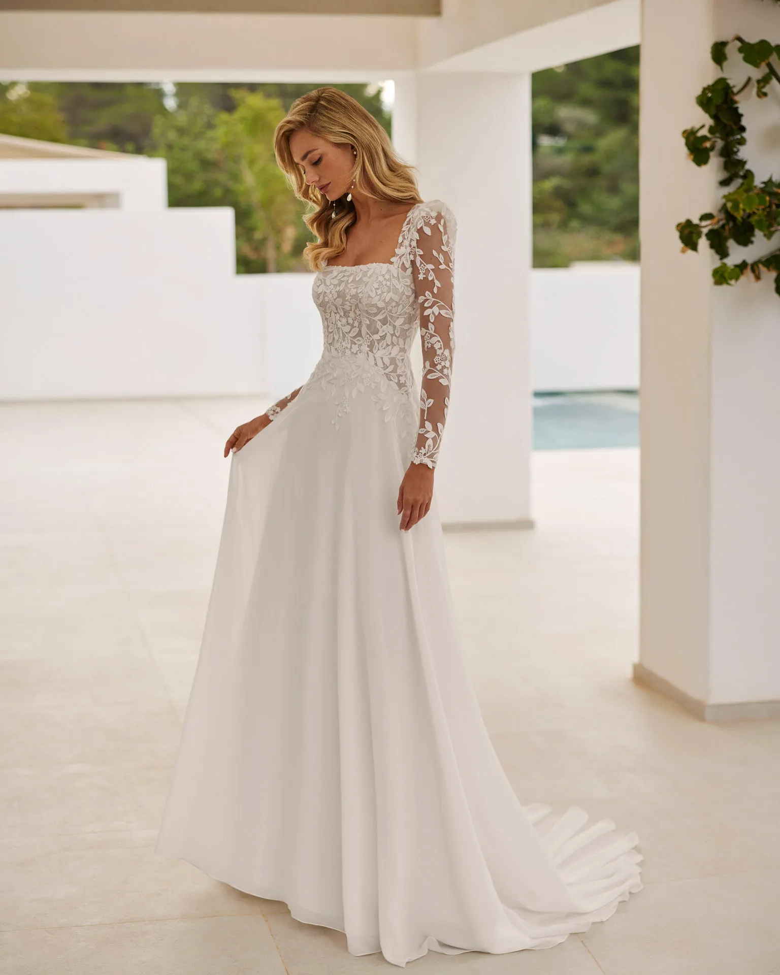 Robe de Mariée Droite en Georgette avec Bustier en Dentelle Perlée