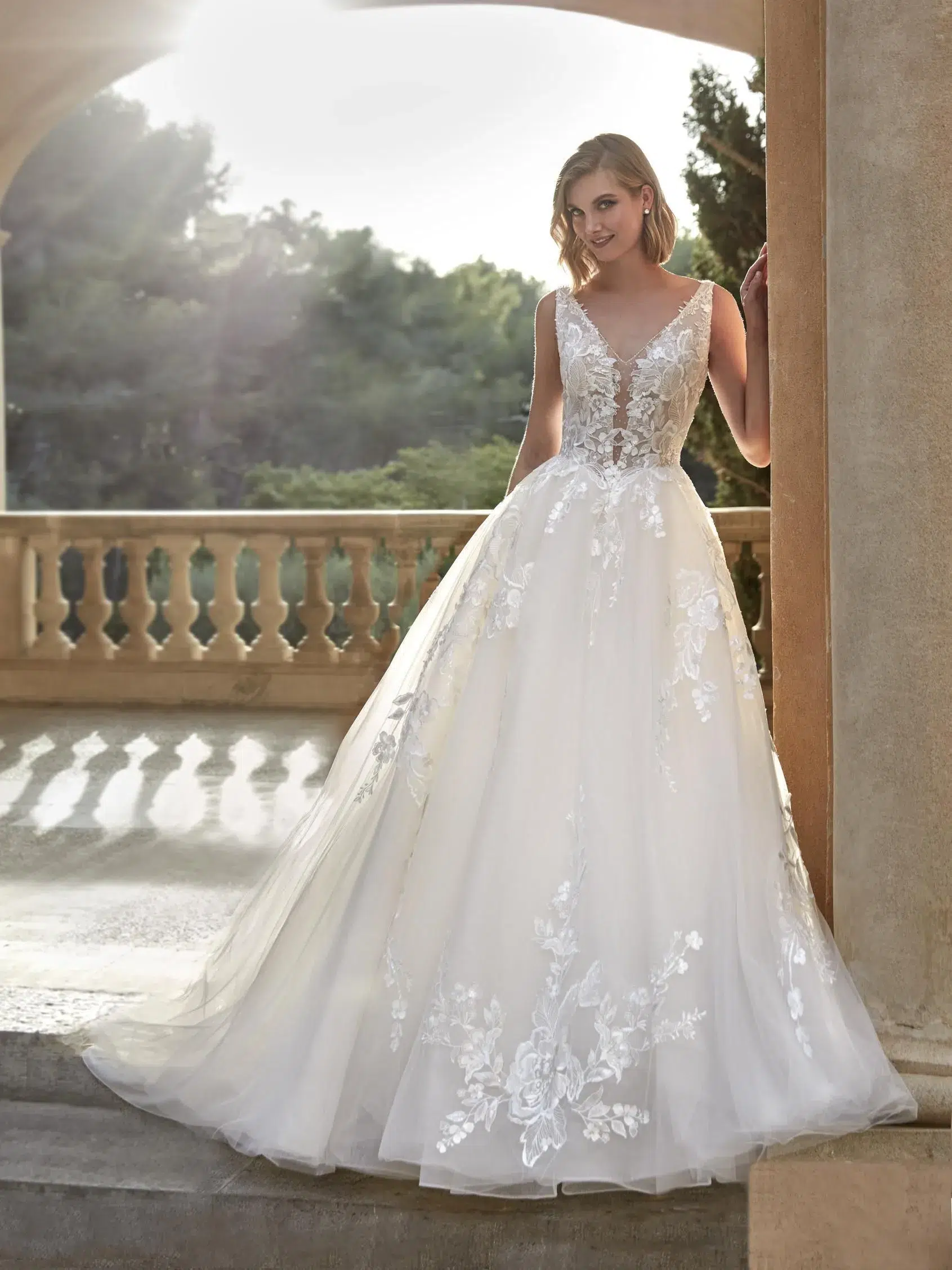 Robe de Mariée Princesse Dentelle avec Décolleté en V – Image 3