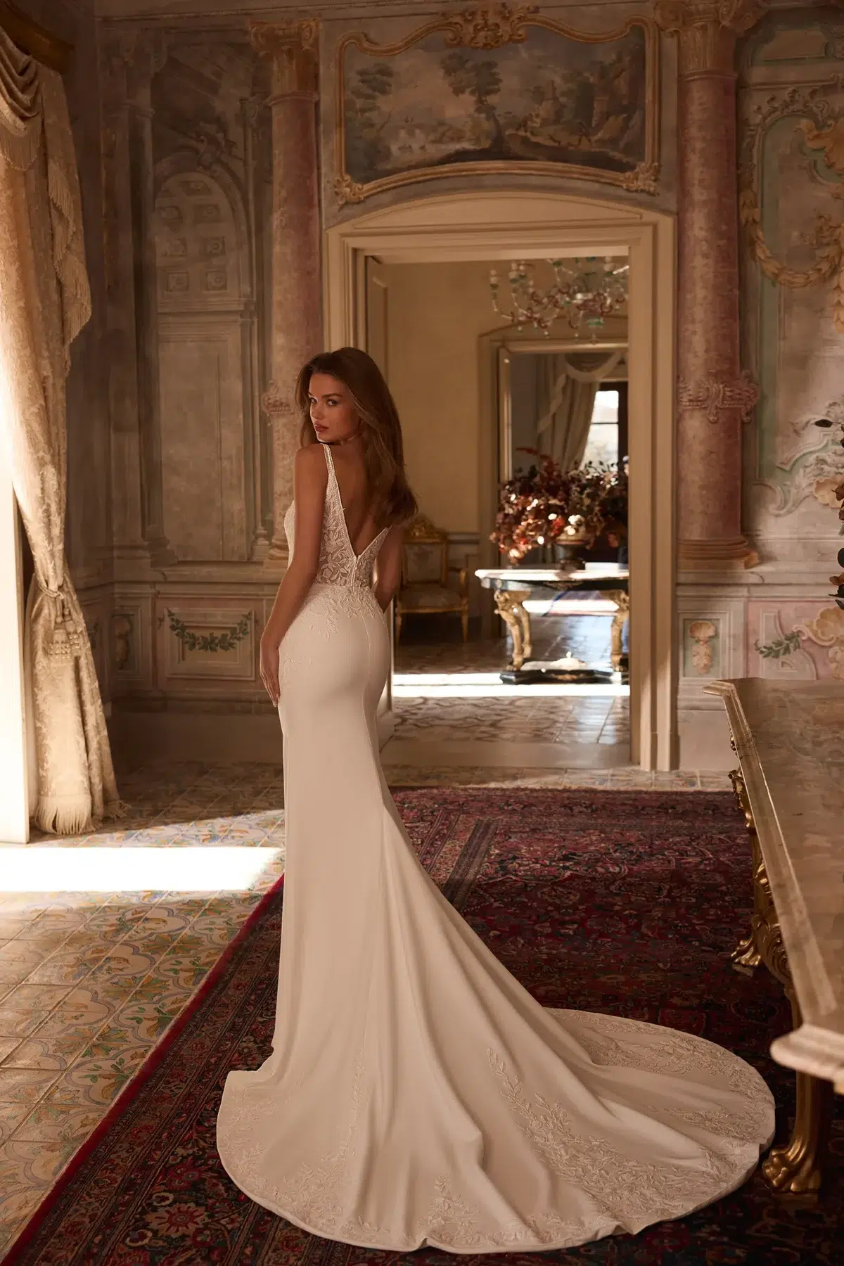 Alternative view of Robe de Mariée Sirène au Décolleté Profond et Dos Nu