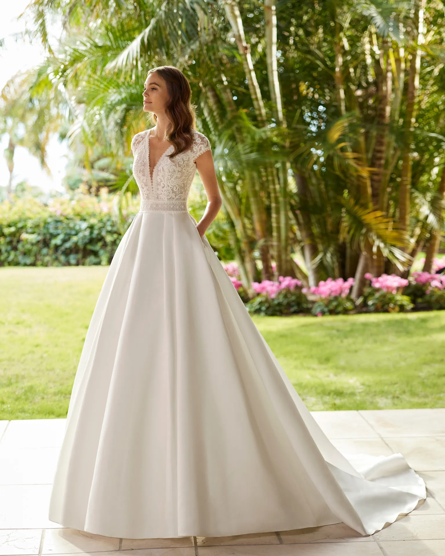 Robe de Mariée Style Princesse en Satin Combiné avec de la Dentelle