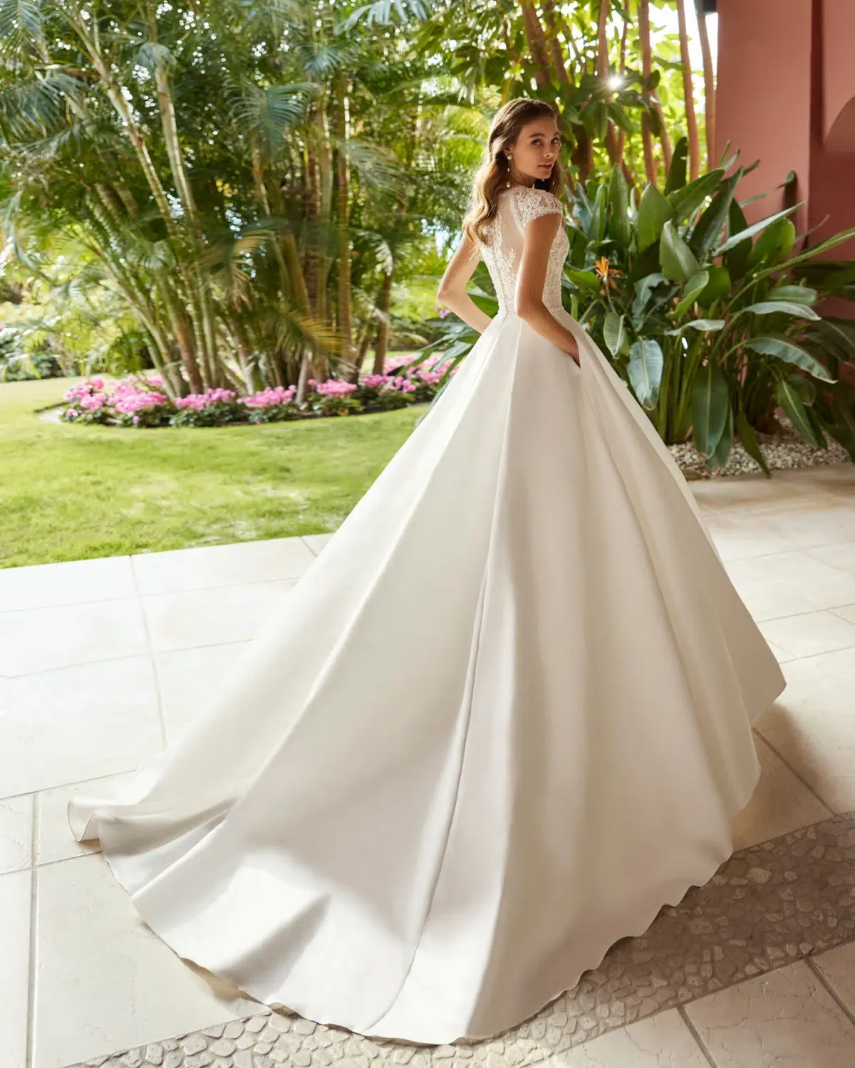 Alternative view of Robe de Mariée Style Princesse en Satin Combiné avec de la Dentelle