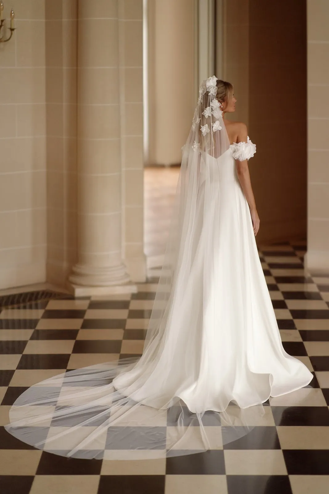 Robe de Mariée Trapèze en Mikado Satin Décolleté Bateau – Image 4
