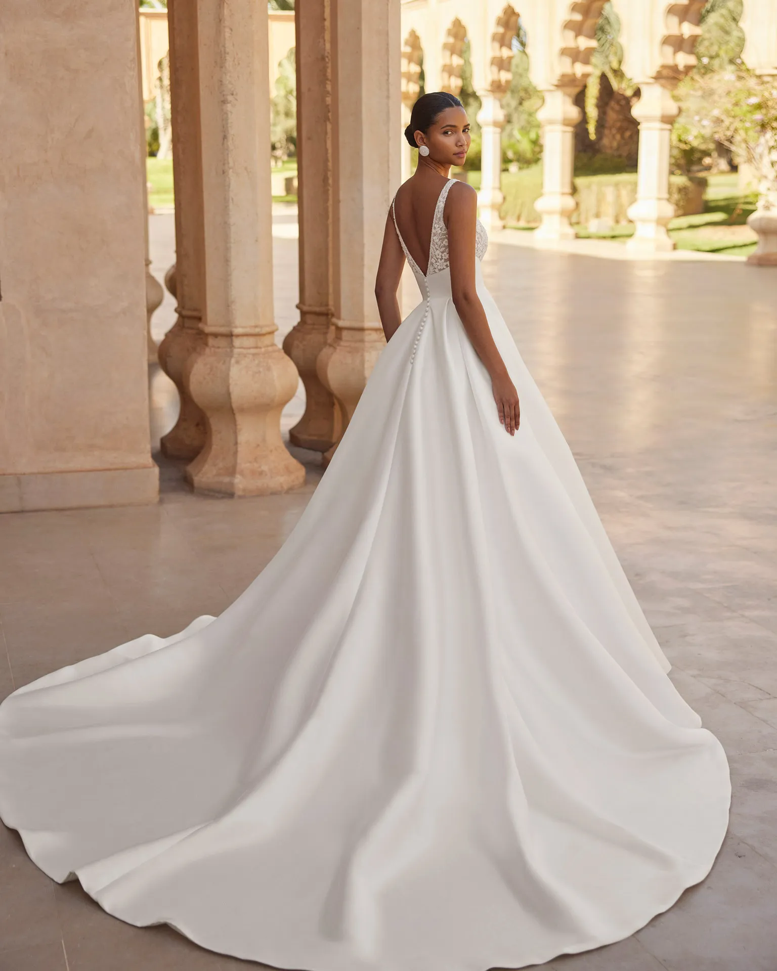 Robe de Mariée Volumineuse en Mikado – Image 2