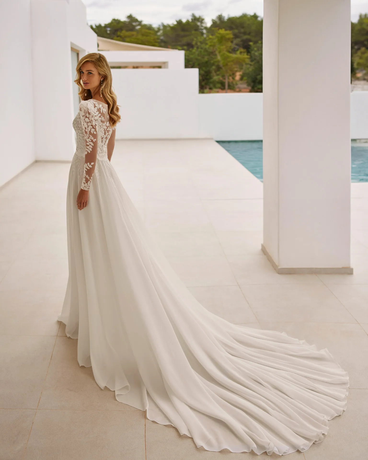 Robe de Mariée à Manches Longues en Tulle – Image 2