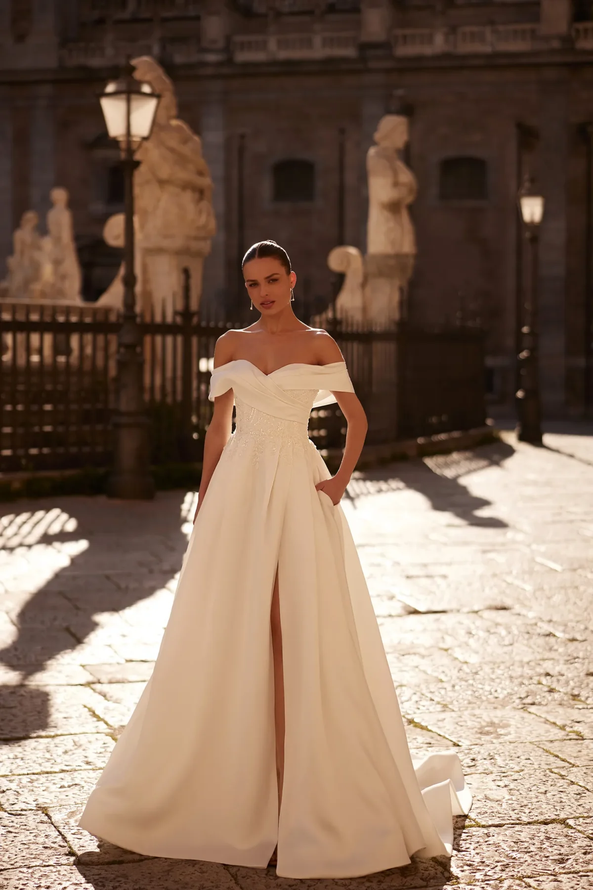 Robe de Mariée avec Appliques de Dentelle à la Ceinture