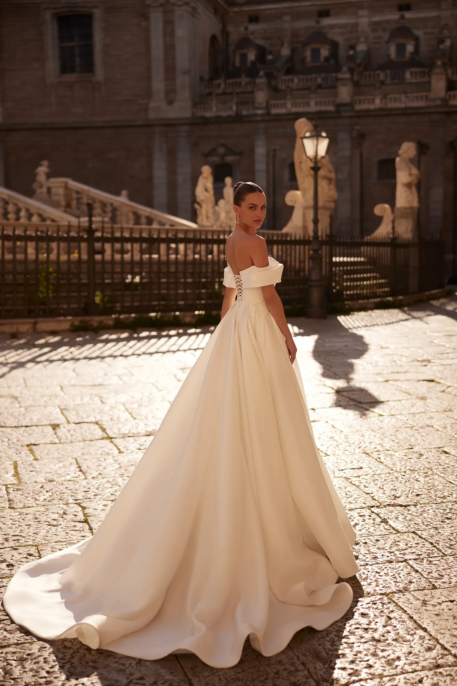 Robe de Mariée avec Appliques de Dentelle à la Ceinture – Image 2