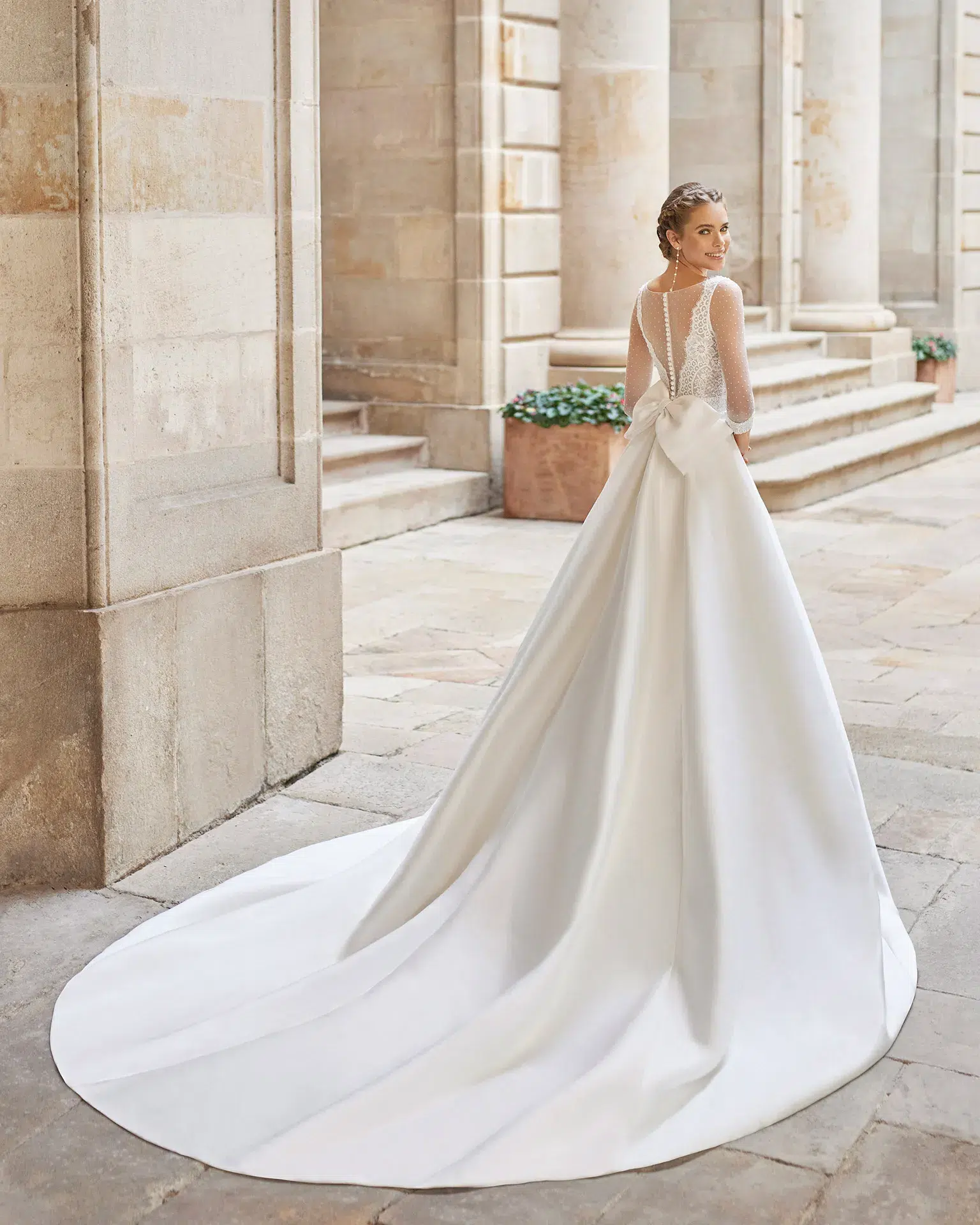 Robe de Mariée avec corsage en dentelle – Image 2