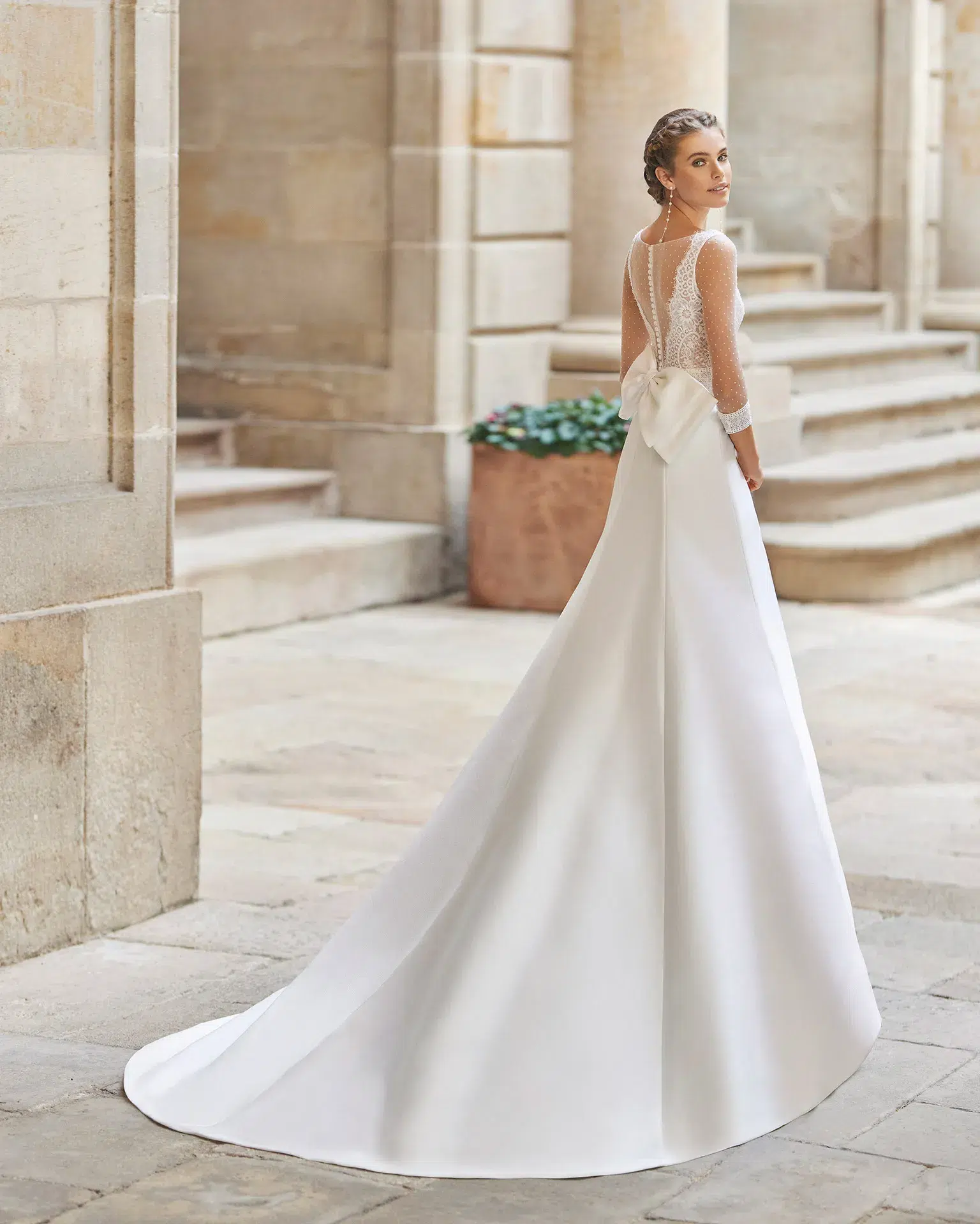 Robe de Mariée avec corsage en dentelle – Image 3