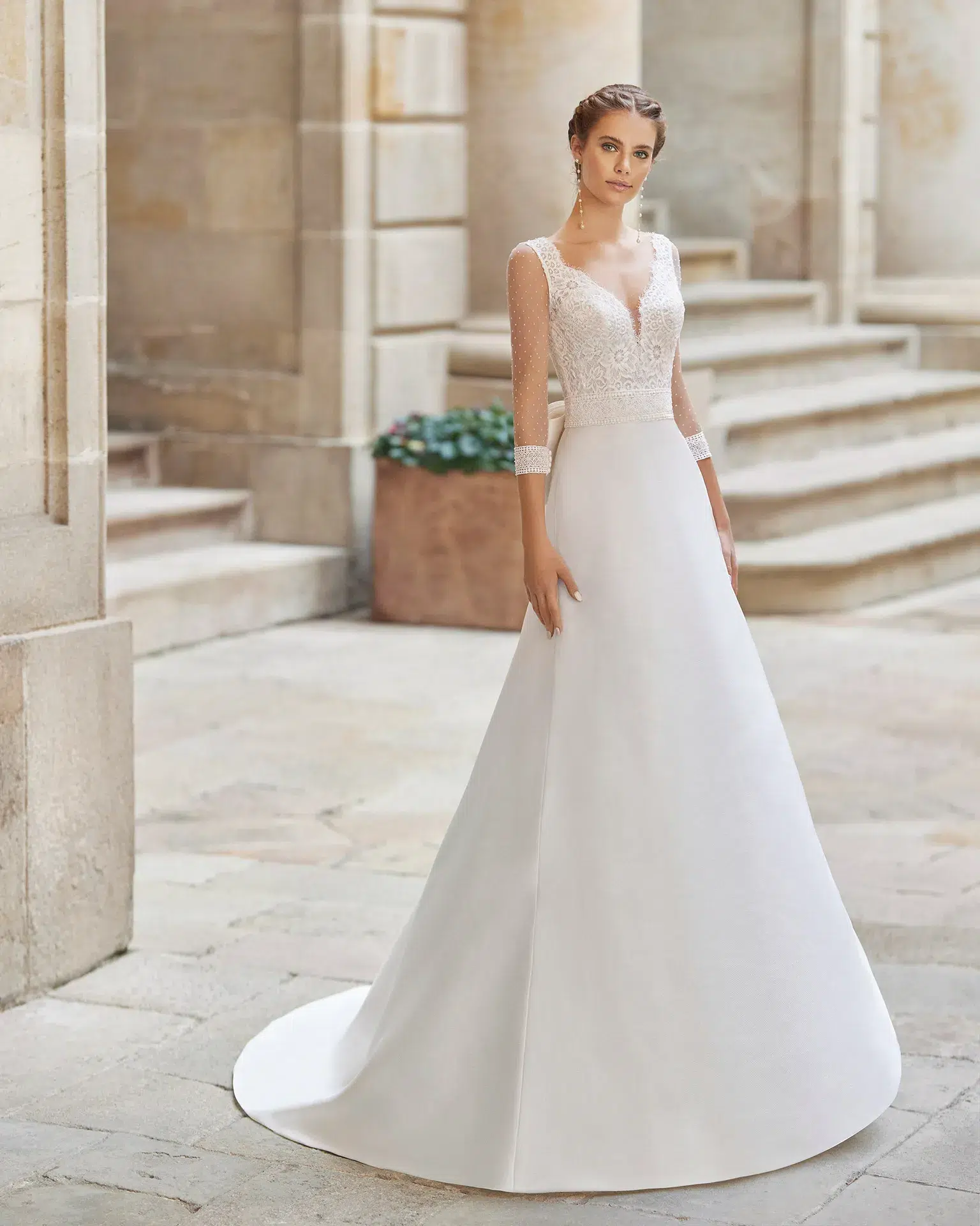 Robe de Mariée avec corsage en dentelle – Image 4