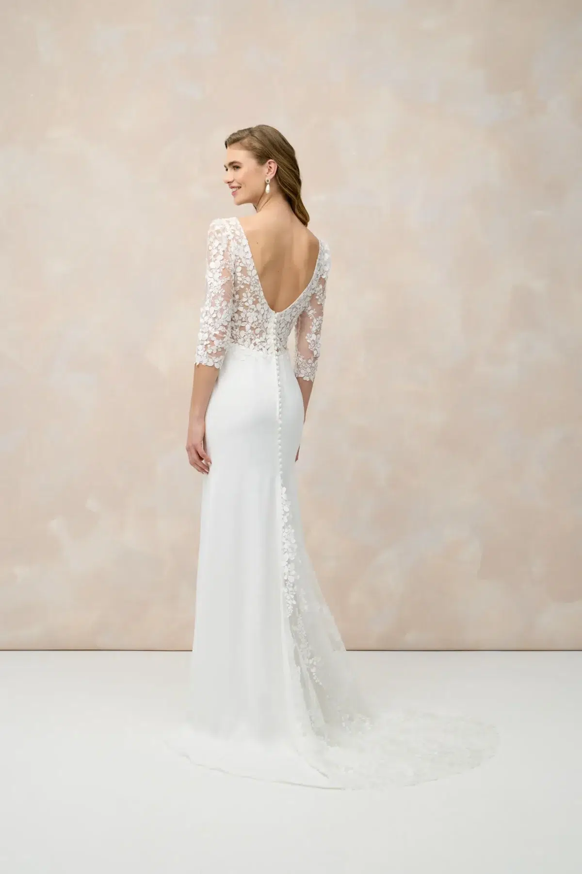 Alternative view of Robe de Mariée en Crêpe et Dentelle Florale