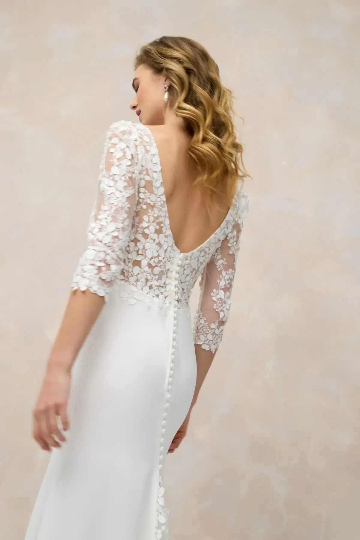 Robe de Mariée en Crêpe et Dentelle Florale – Image 3