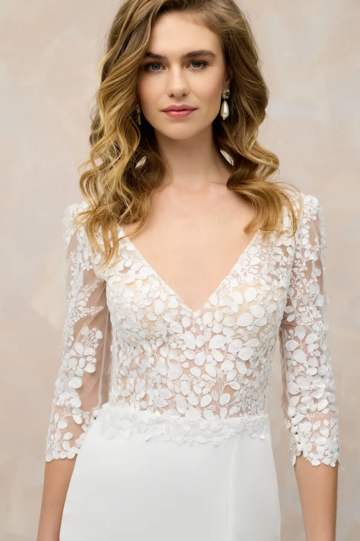 Robe de Mariée en Crêpe et Dentelle Florale – Image 4