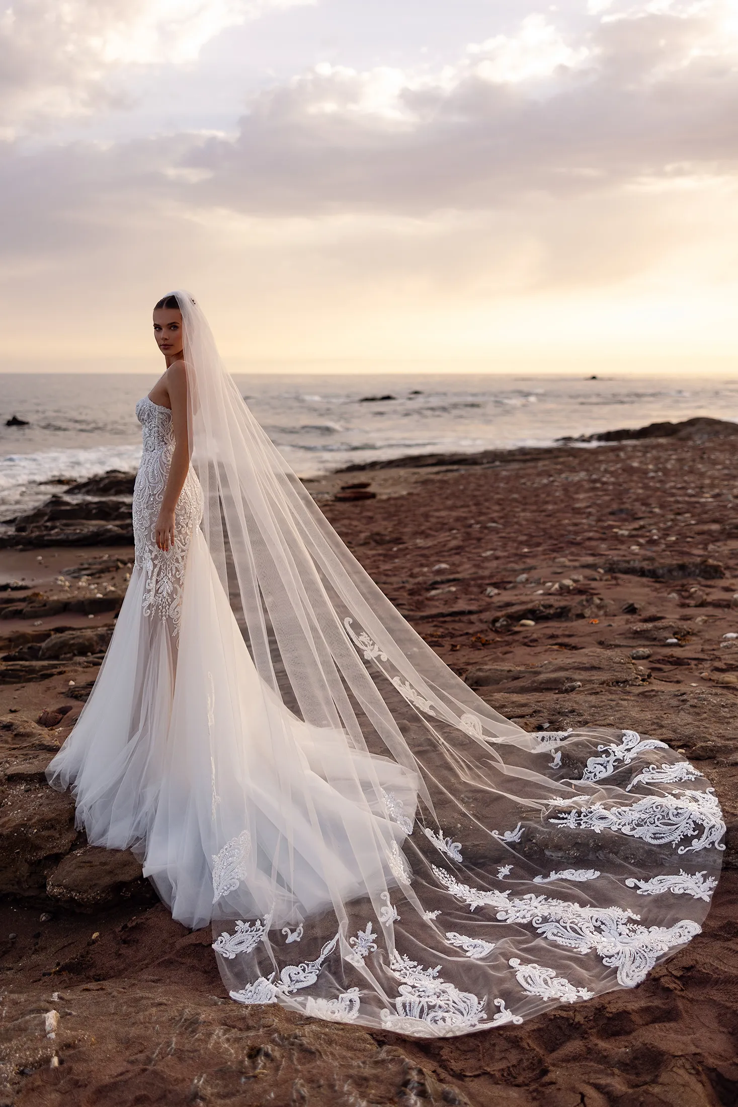 Robe de Mariée en Dentelle Perlée – Image 3
