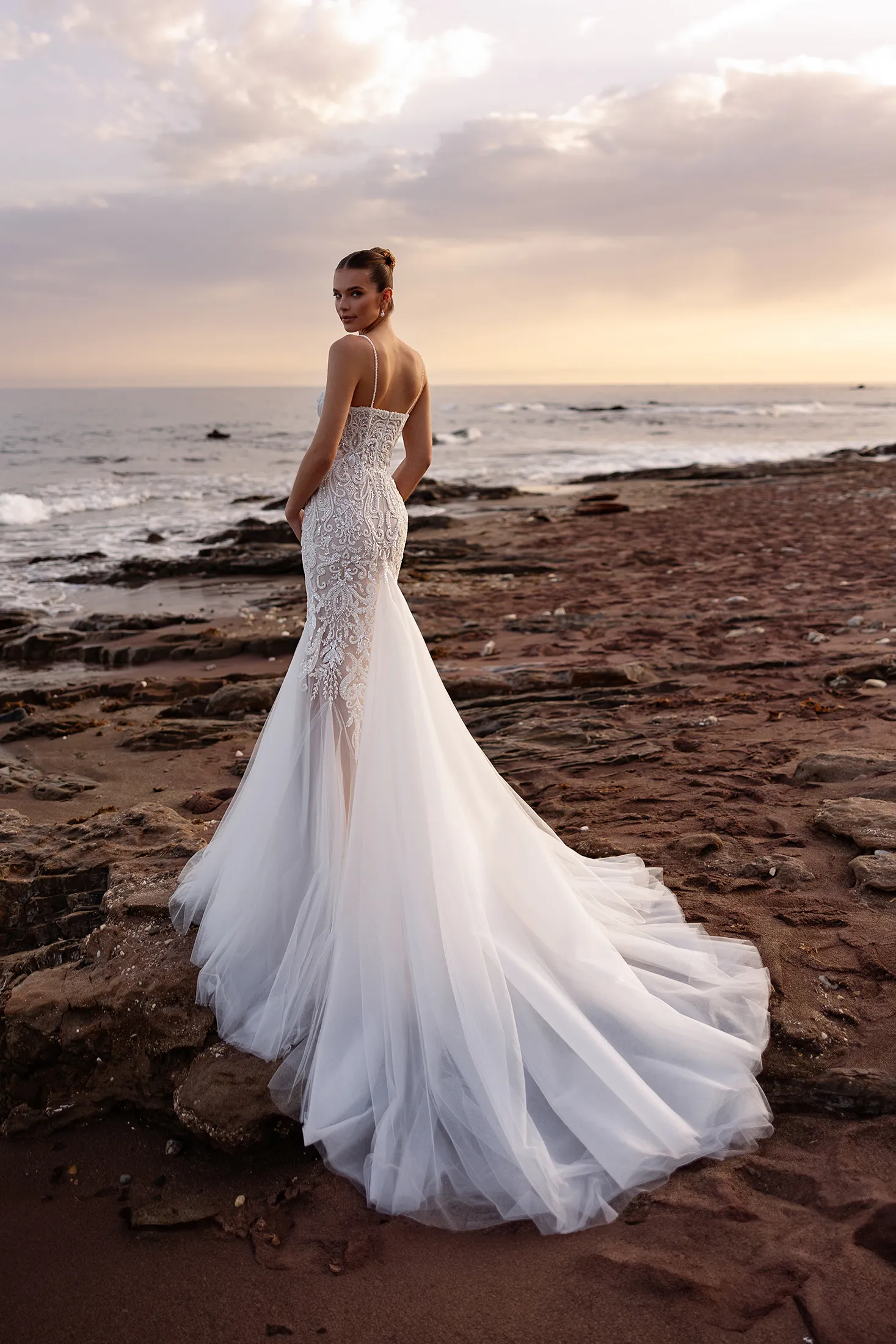 Robe de Mariée en Dentelle Perlée – Image 2