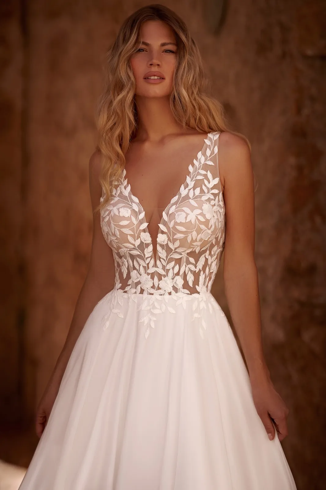 Robe de Mariée en Mousseline avec Haut Décolleté V – Image 4