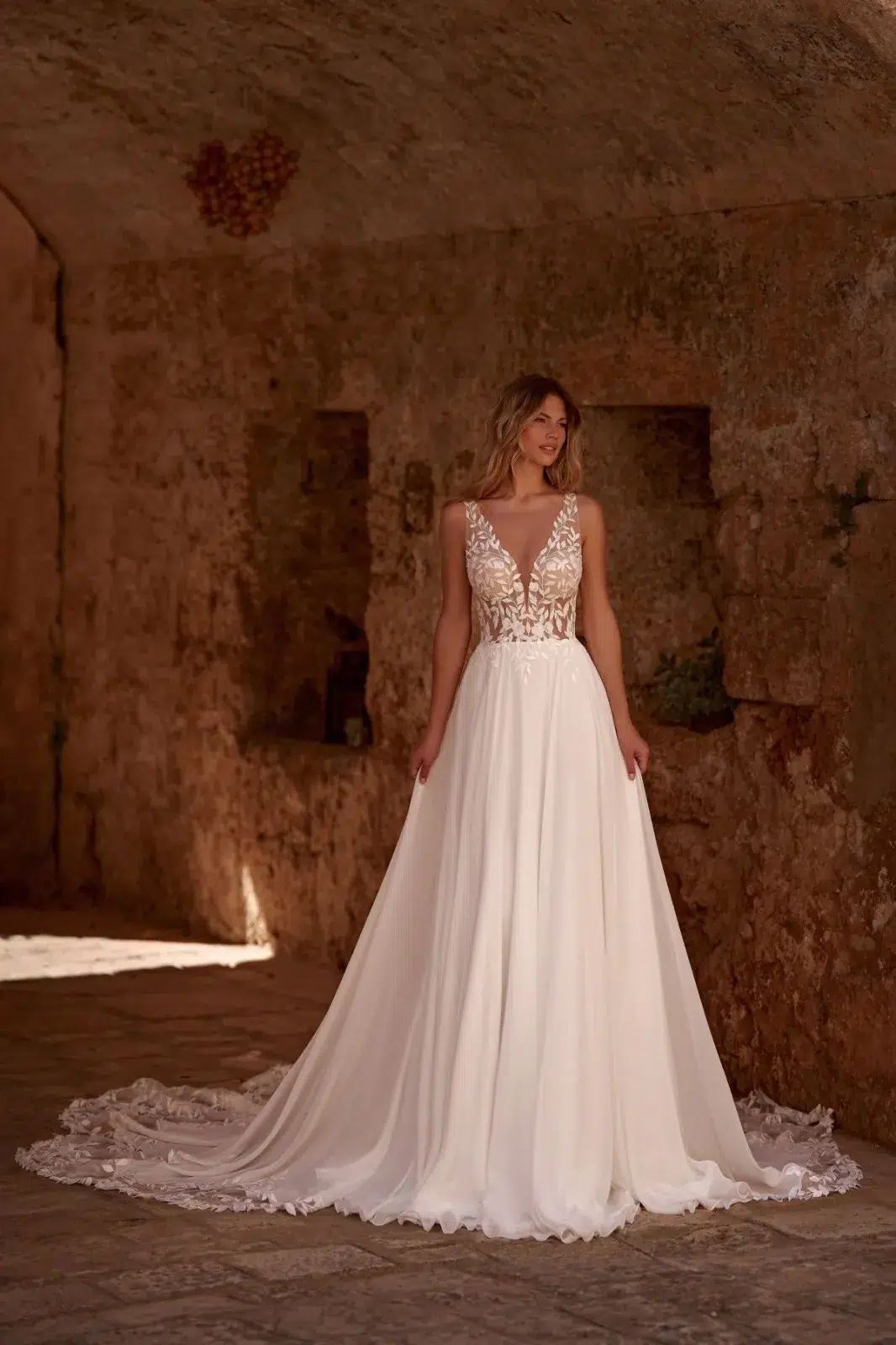 Robe de Mariée en Mousseline avec Haut Décolleté V – Image 3